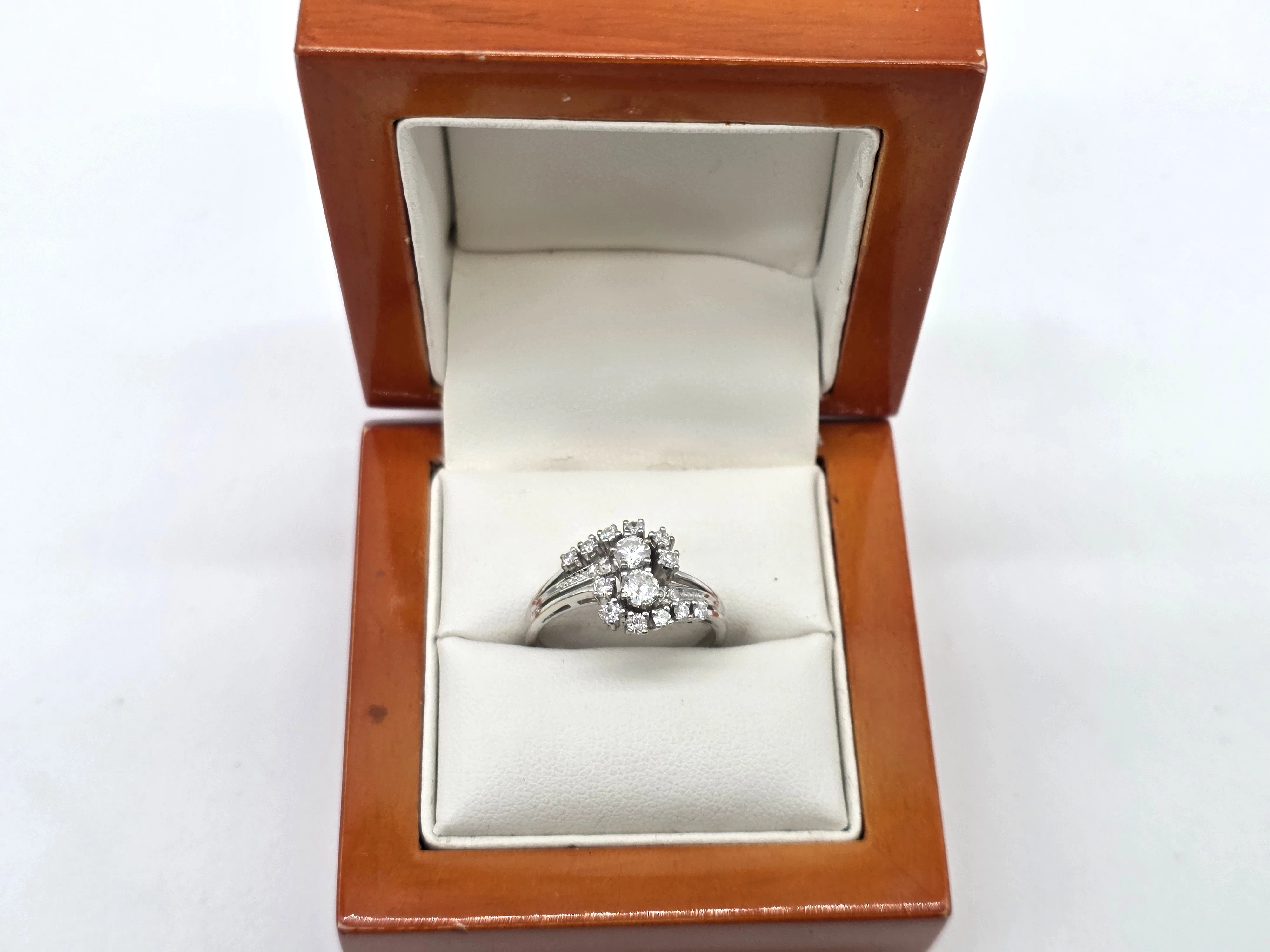 pierscionek-biale-zloto-z-brylantamni-072ct-585-14k-r19-426g-rodzaj-2205-2