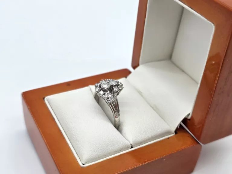 pierscionek-biale-zloto-z-brylantamni-072ct-585-14k-r19-426g-kamien-17088-8