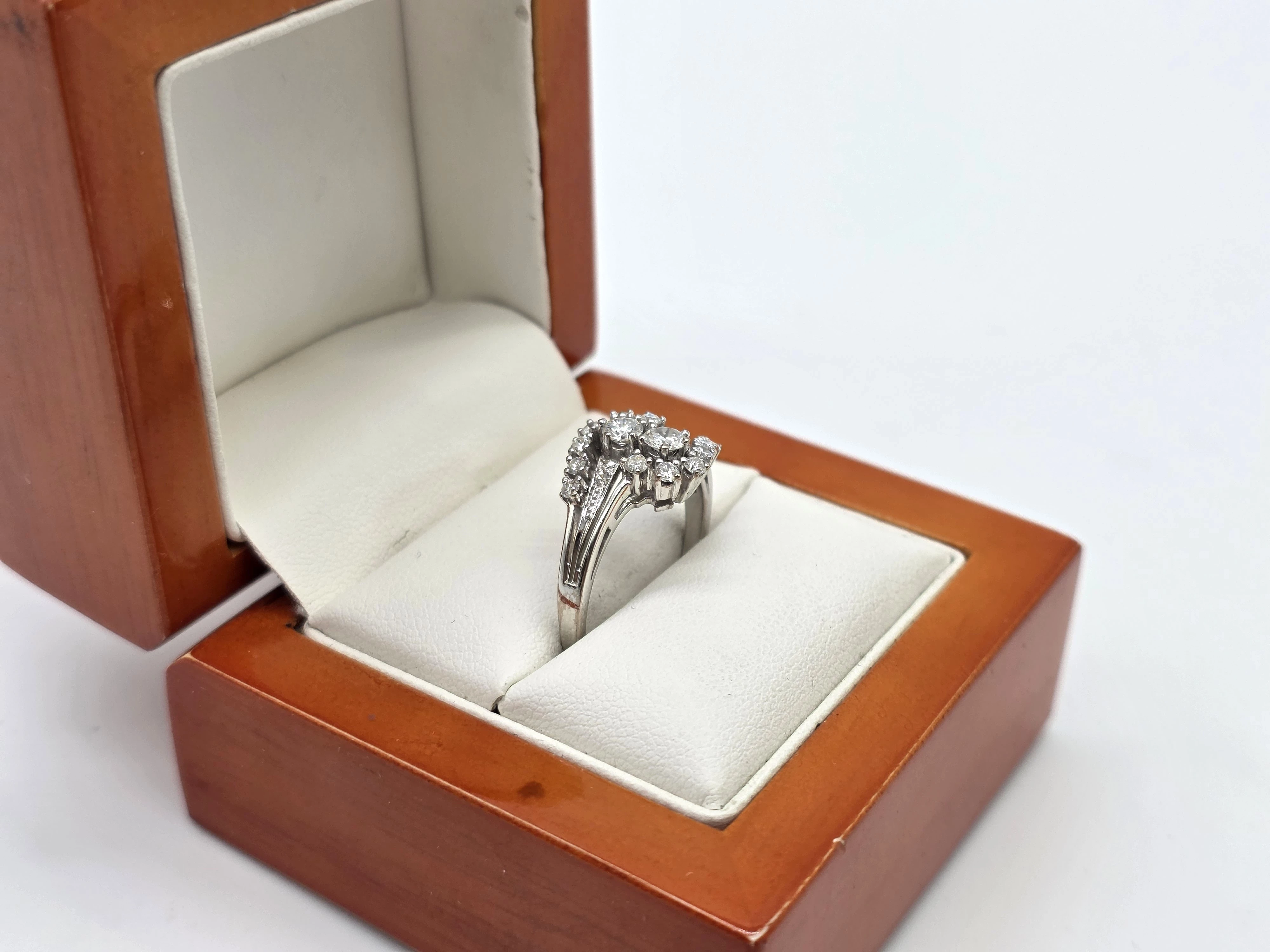 pierscionek-biale-zloto-z-brylantamni-072ct-585-14k-r19-426g-material-15835-2