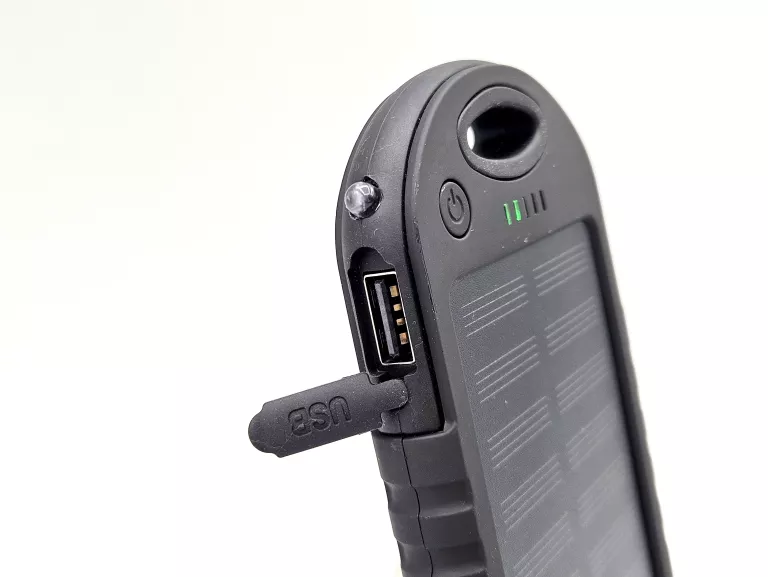 powerbank-solarny-5000-mah-usb-c-2usb-czarny-stan-11323-2