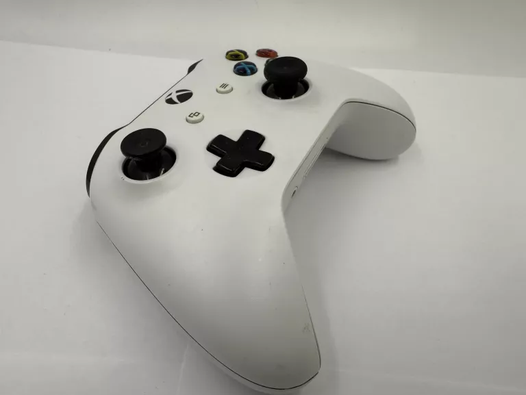 pad-do-xbox-one-1708-pochodzenie-210658-243446