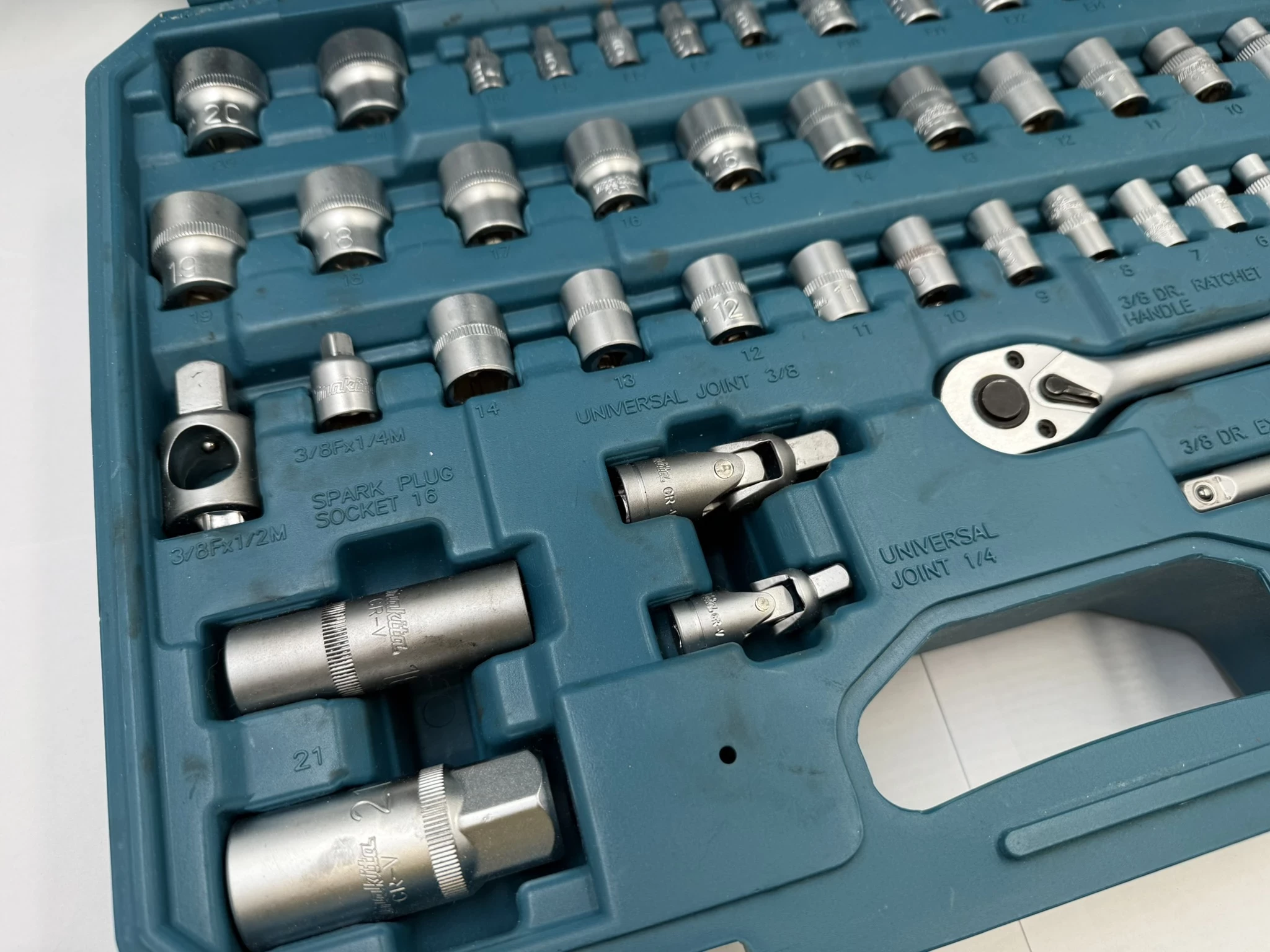 zestaw-kluczy-nasadowych-makita-e-06616-120-szt-stan-11323-2