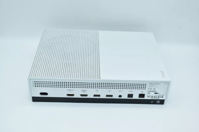 konsola-xbox-one-s-1tb-padkabel-zasilajacy-liczba-kontrolerow-w-zestawie-205994-225550