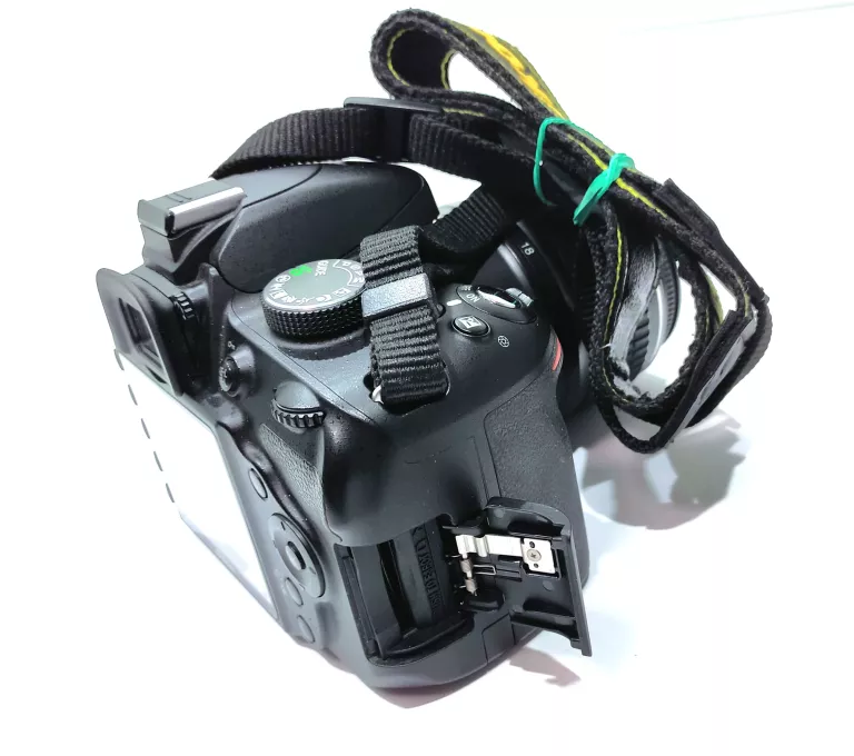 nikon-d3200-i-obiektyw-model-nikon-d3200-18-55-mm