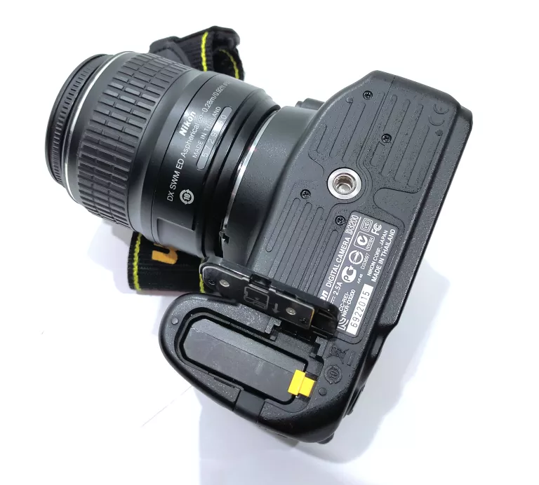 nikon-d3200-i-obiektyw-przekatna-ekranu-300