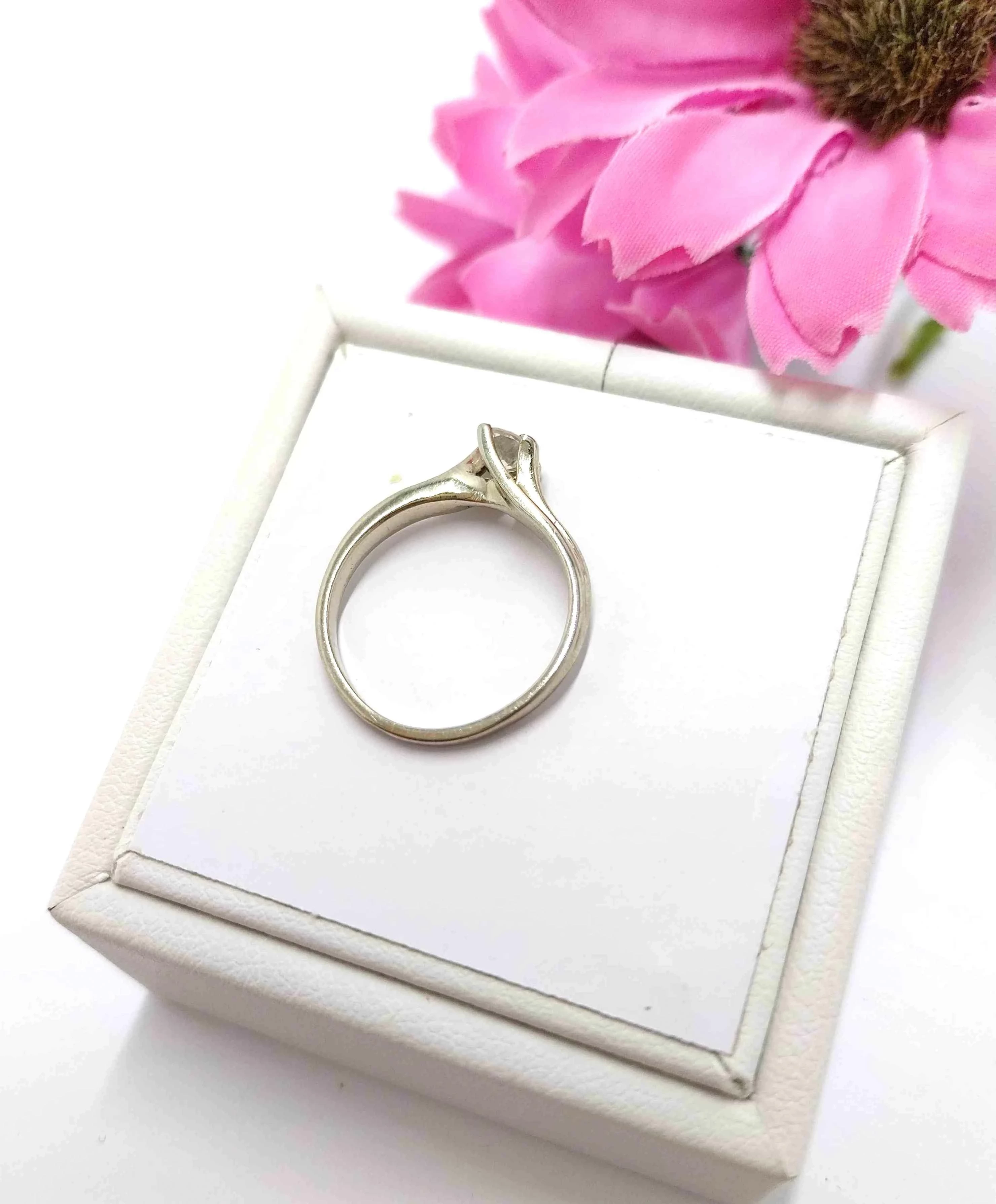 zloty-pierscionek-z-brylantem-p585-material-15835-524288