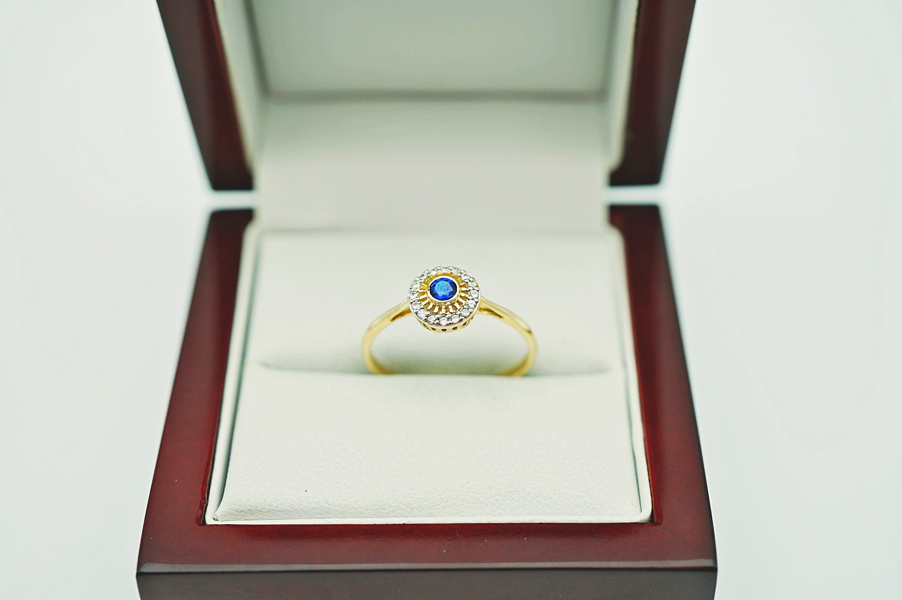 zloty-pierscionek-niebieski-kamien-halo-pr585-14k-r17-185g-material-15835-2