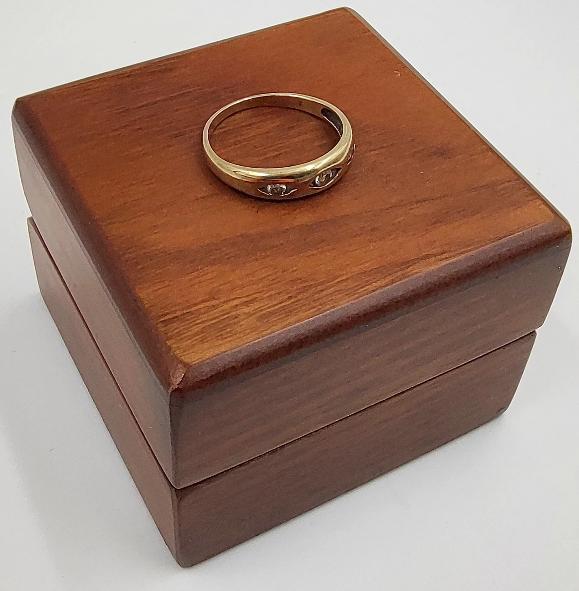 ciekawy-zloty-pierscionek-333168g-material-15835-2