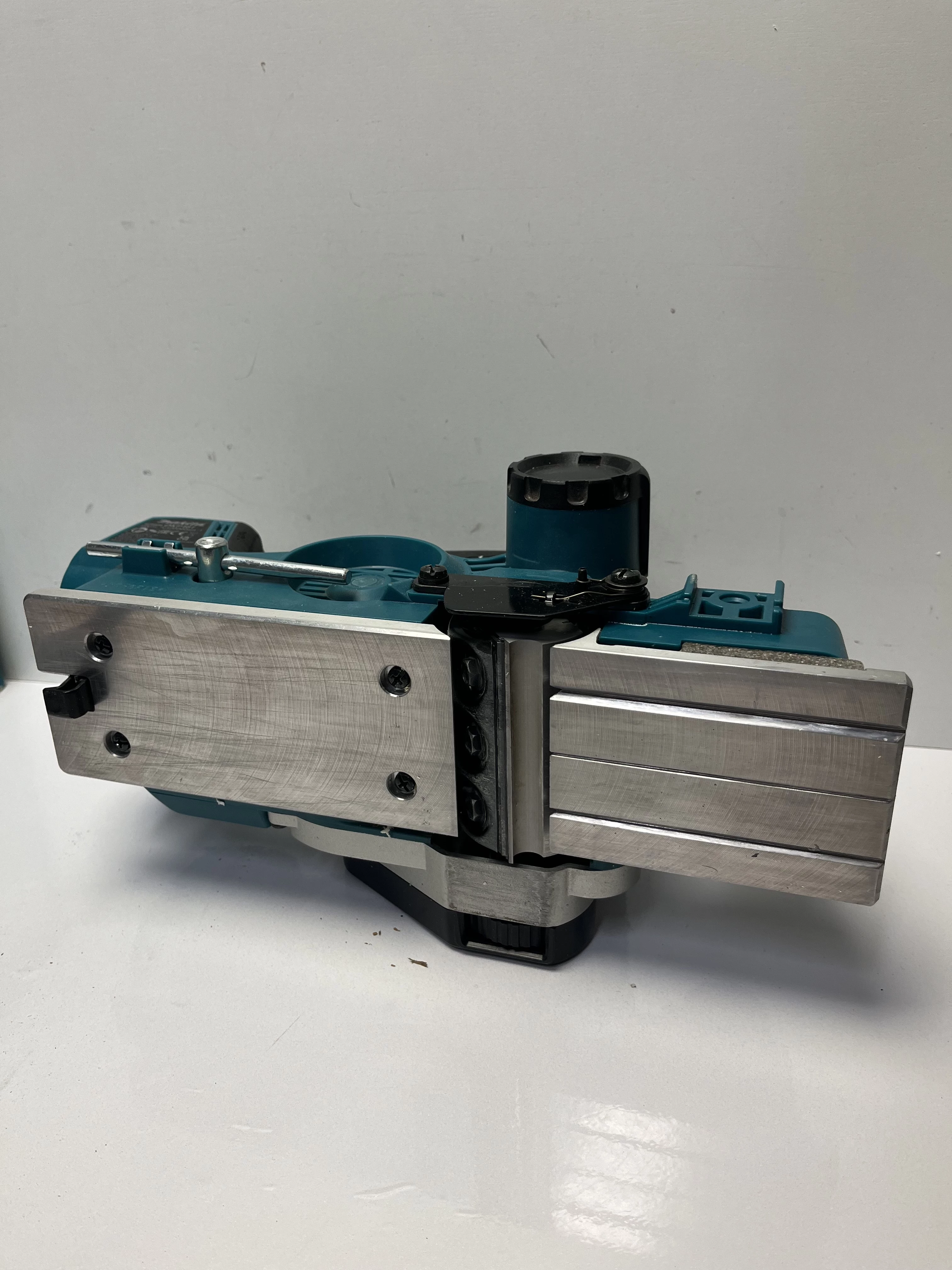 akumulatorowy-strug-do-drewna-makita-dkp-181-zasilanie-209202-1769478