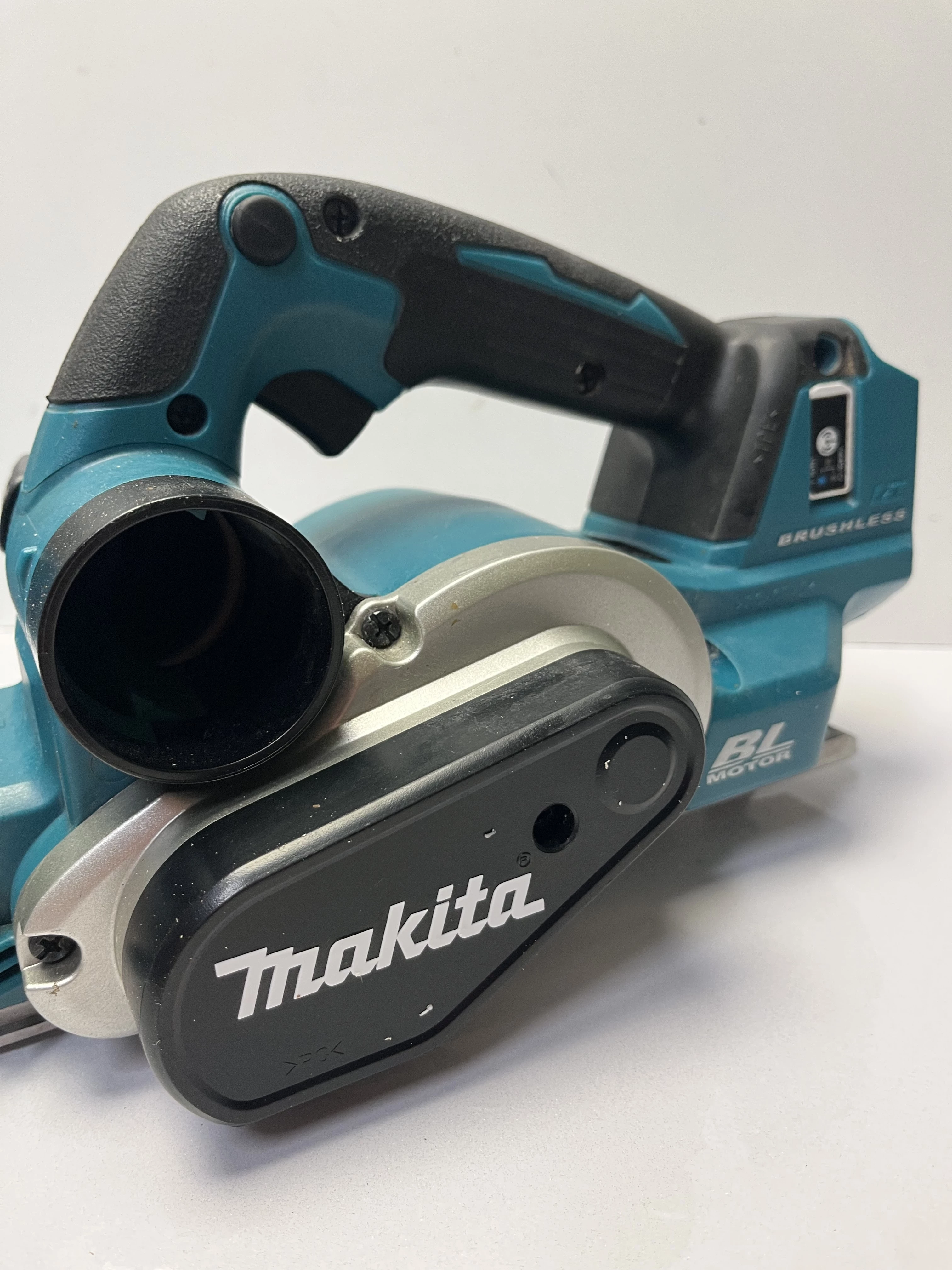 akumulatorowy-strug-do-drewna-makita-dkp-181-stan-11323-2