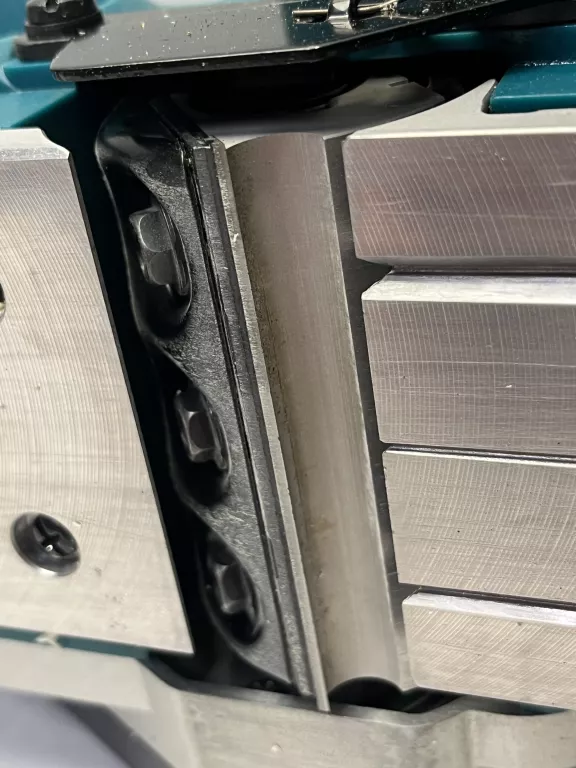 akumulatorowy-strug-do-drewna-makita-dkp-181-glebokosc-wregowania-25