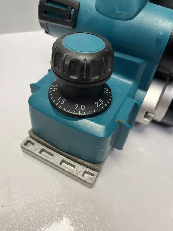 akumulatorowy-strug-do-drewna-makita-dkp-181-glebokosc-strugania-300