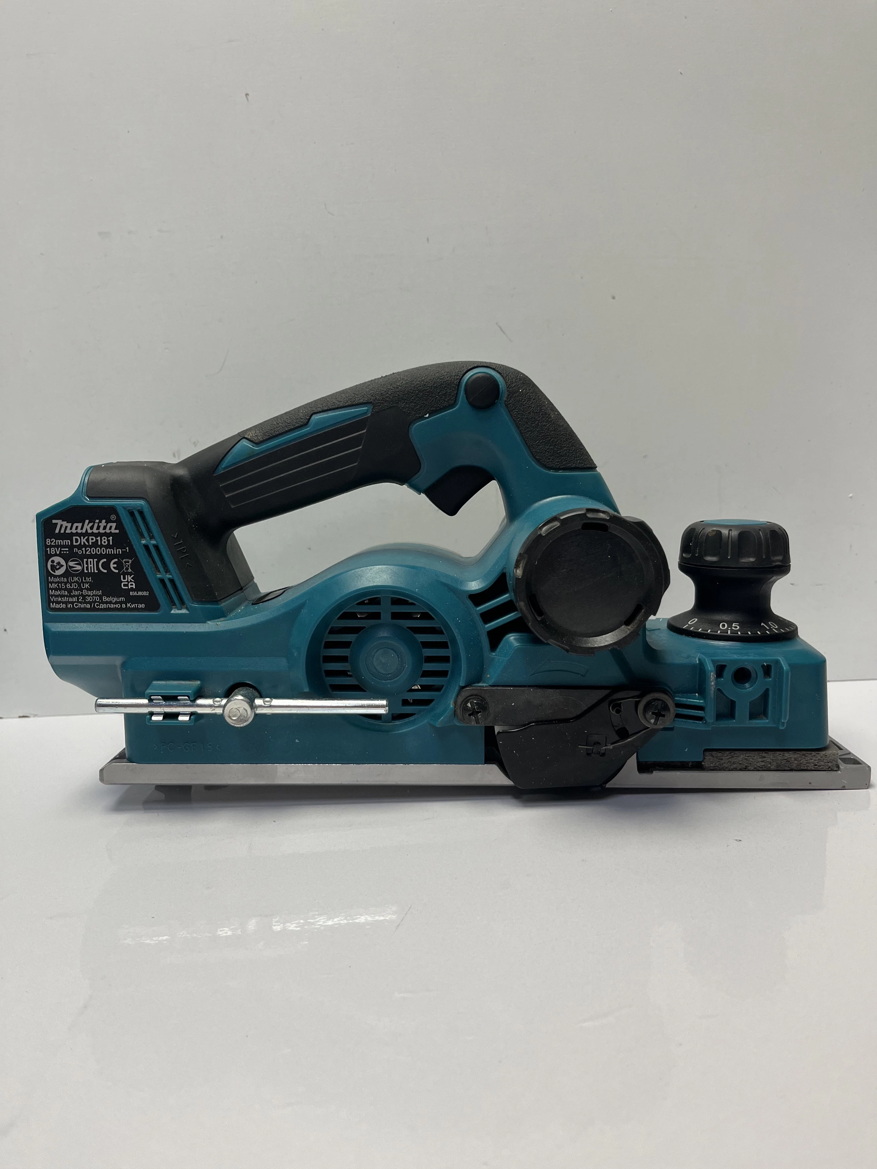 akumulatorowy-strug-do-drewna-makita-dkp-181-szerokosc-strugania-8200