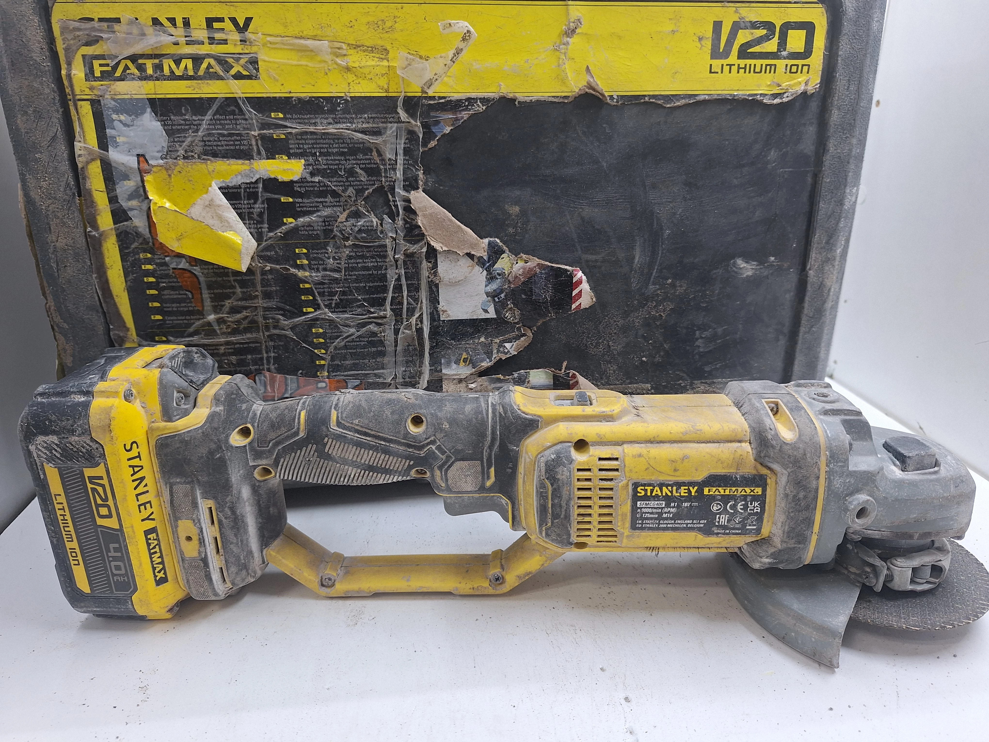 szlifierka-stanley-sfmcg400-zestaw-dwie-baterie-ladowarka-walizka-kod-producenta-sfmcg400m2k