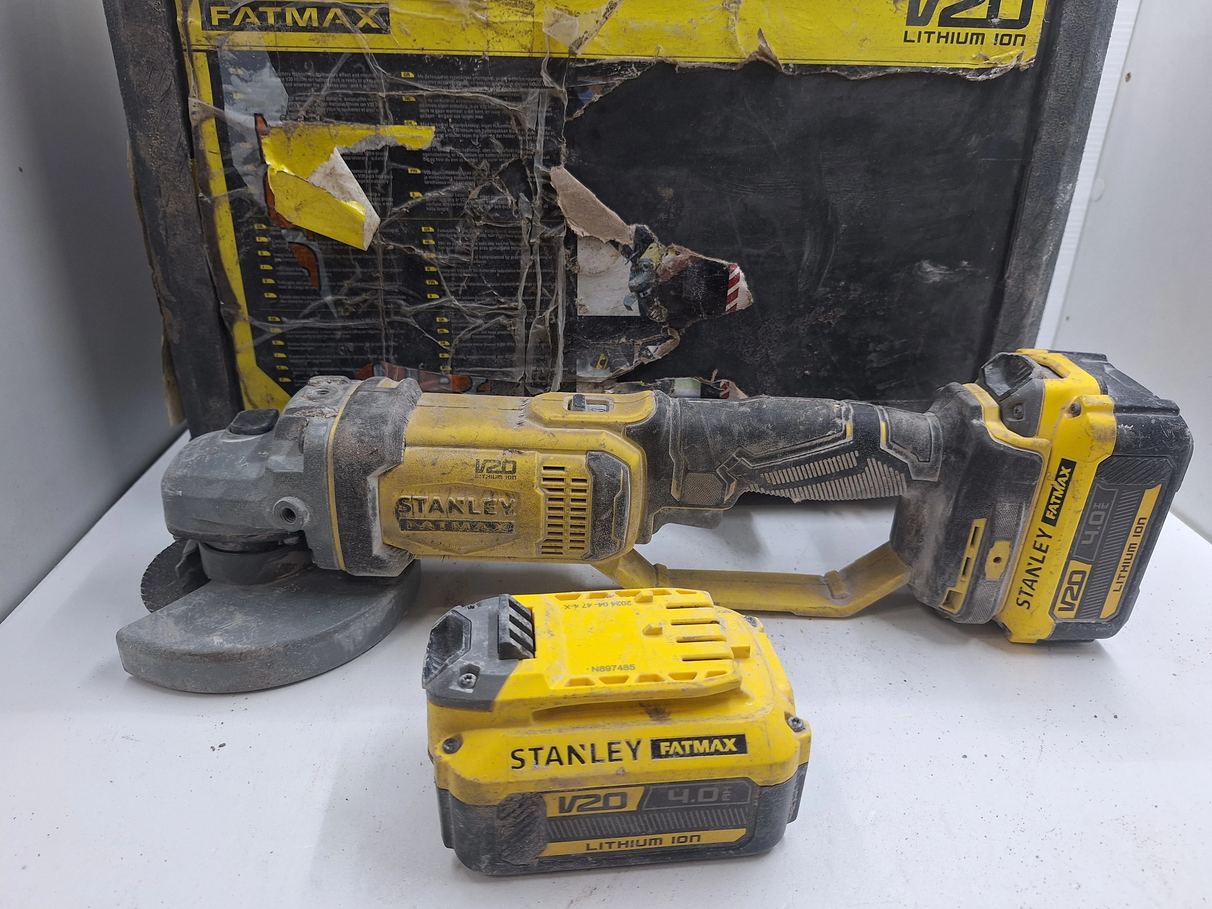 szlifierka-stanley-sfmcg400-zestaw-dwie-baterie-ladowarka-walizka-zielony-rynek-18-sj-wloclawek