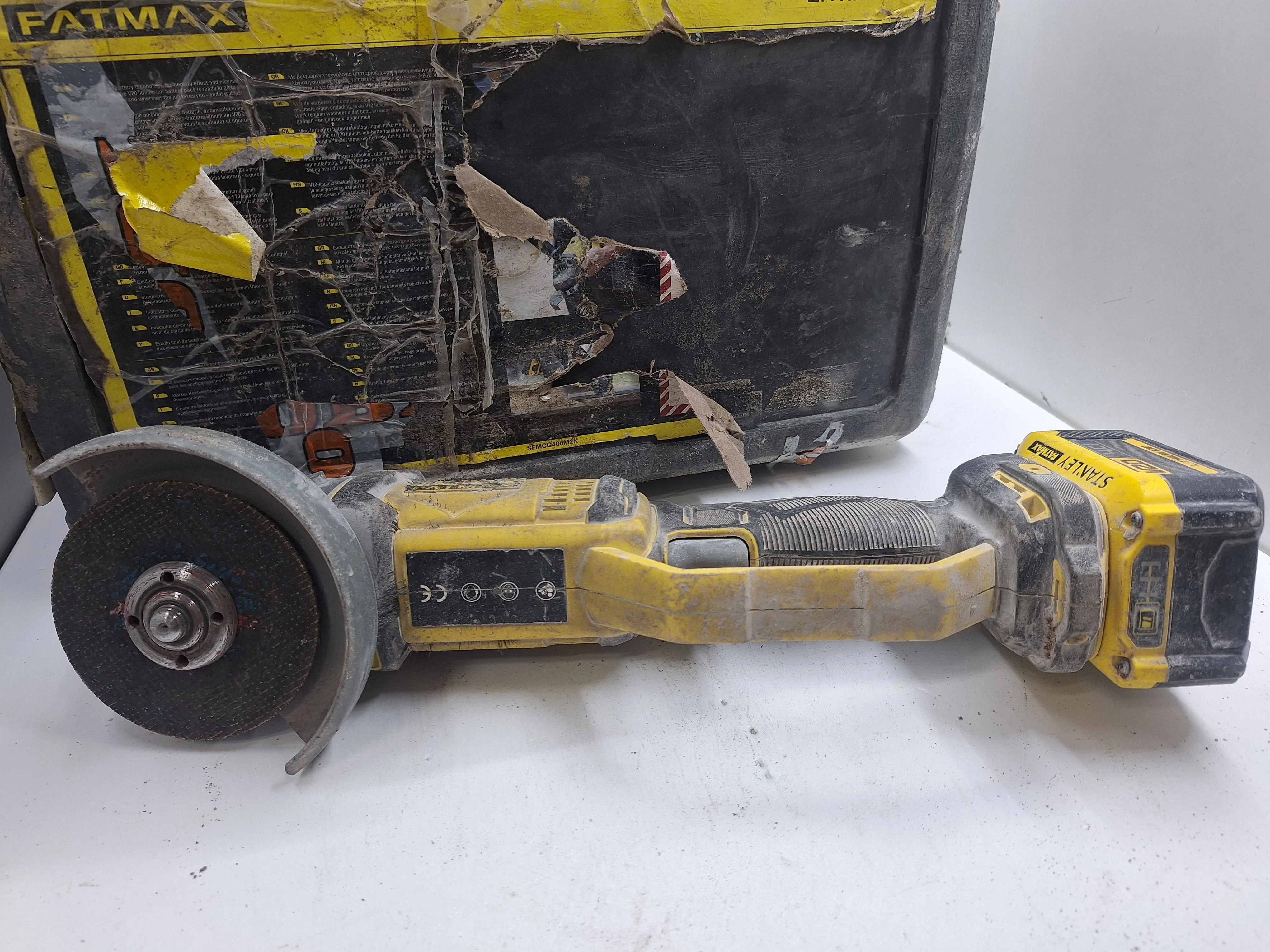 szlifierka-stanley-sfmcg400-zestaw-dwie-baterie-ladowarka-walizka-rodzaj-zasilania-128529-1