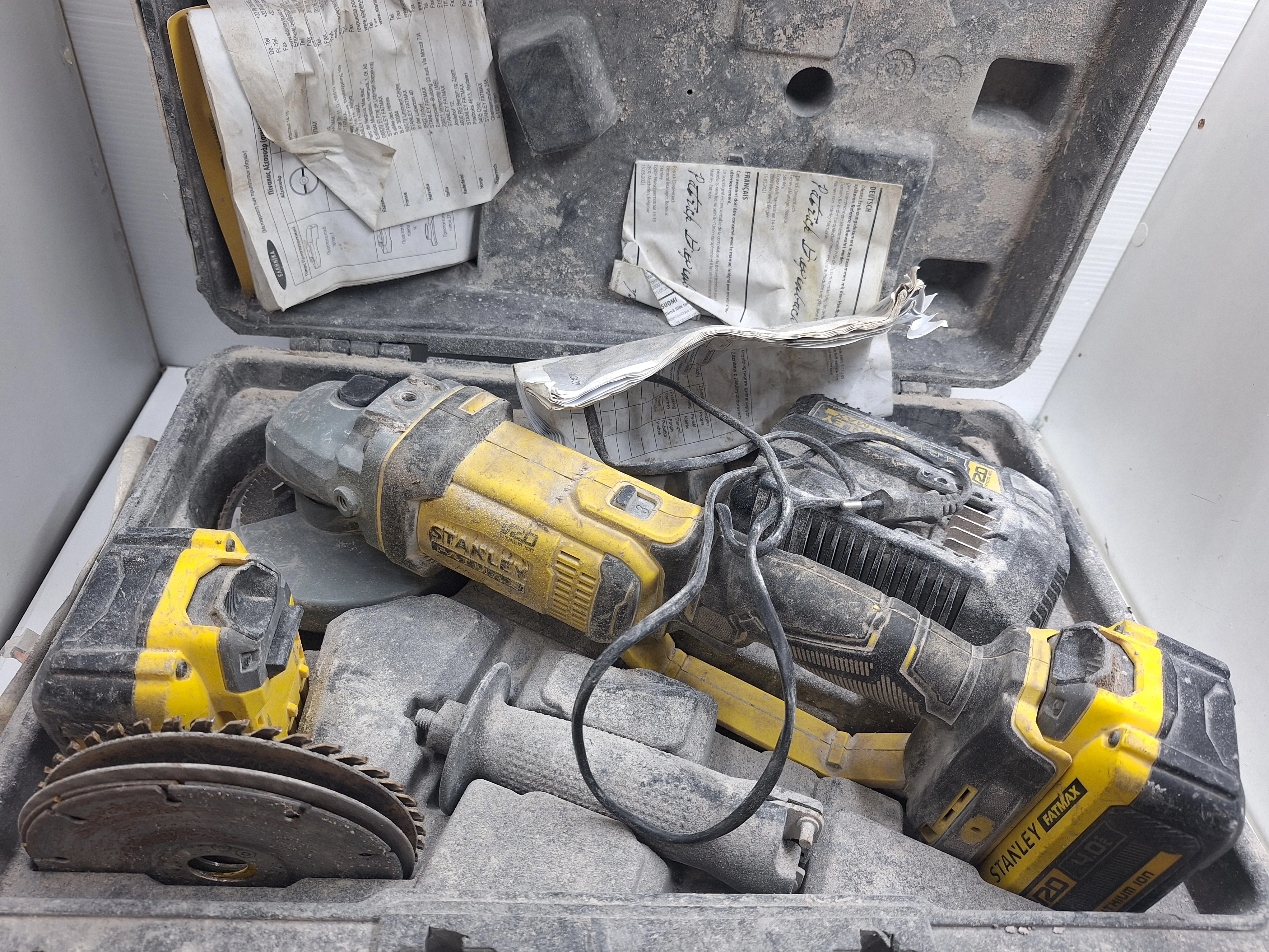 szlifierka-stanley-sfmcg400-zestaw-dwie-baterie-ladowarka-walizka-ean-gtin-5035048724156