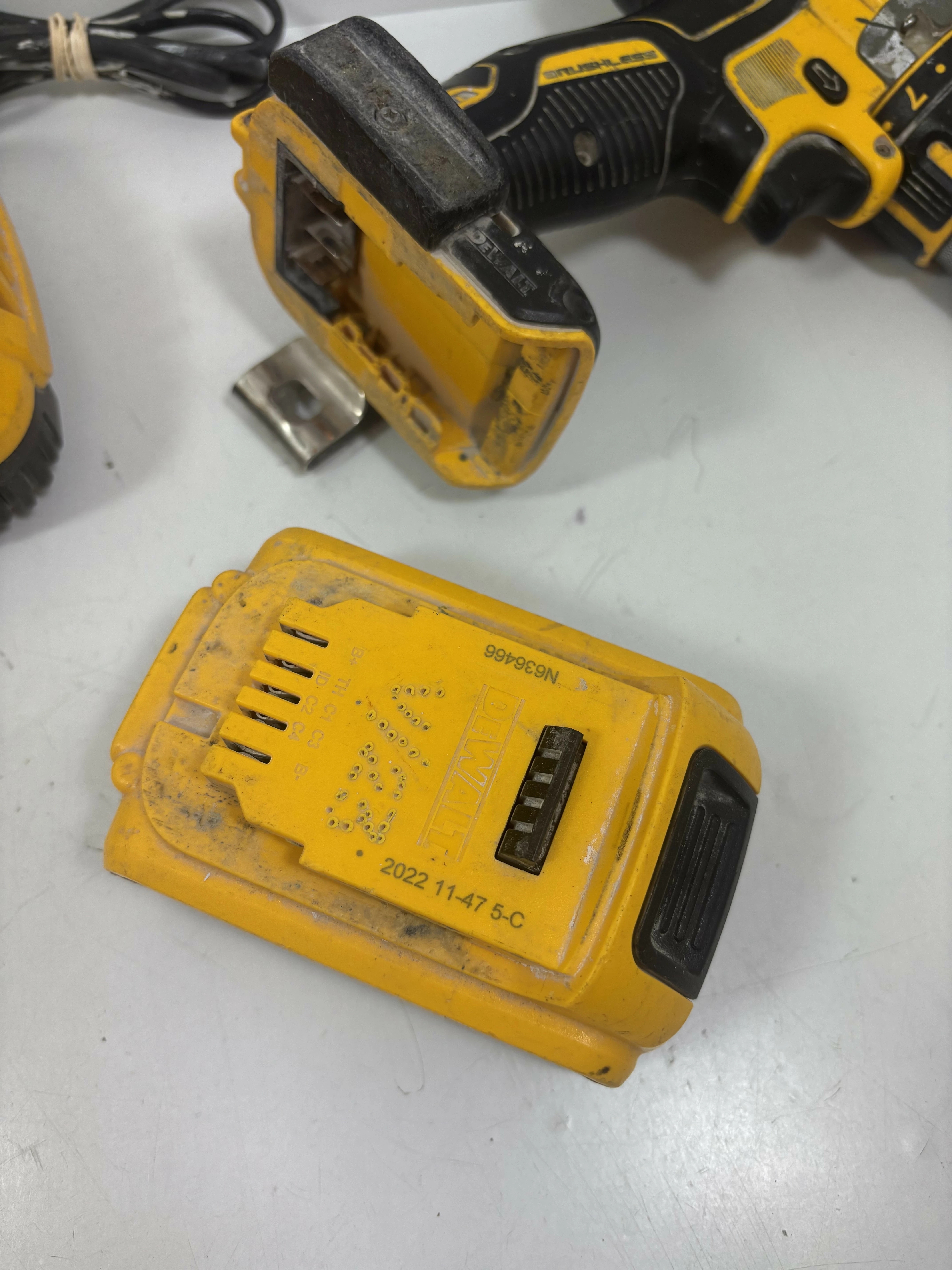 wkretarka-dewalt-d-65509-bateria-18v-ladowarka-pojemnosc-akumulatora-500