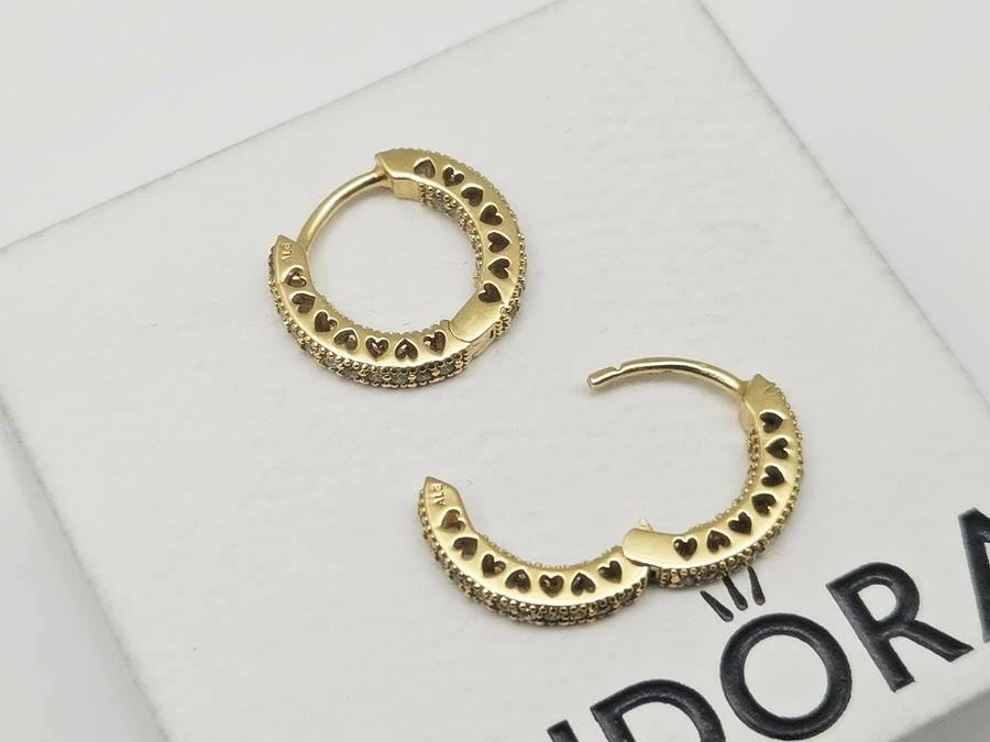 wysadzane-kamieniami-kolczyki-z-motywem-serc-platerowanie-z-14k-zlota-material-15835-4