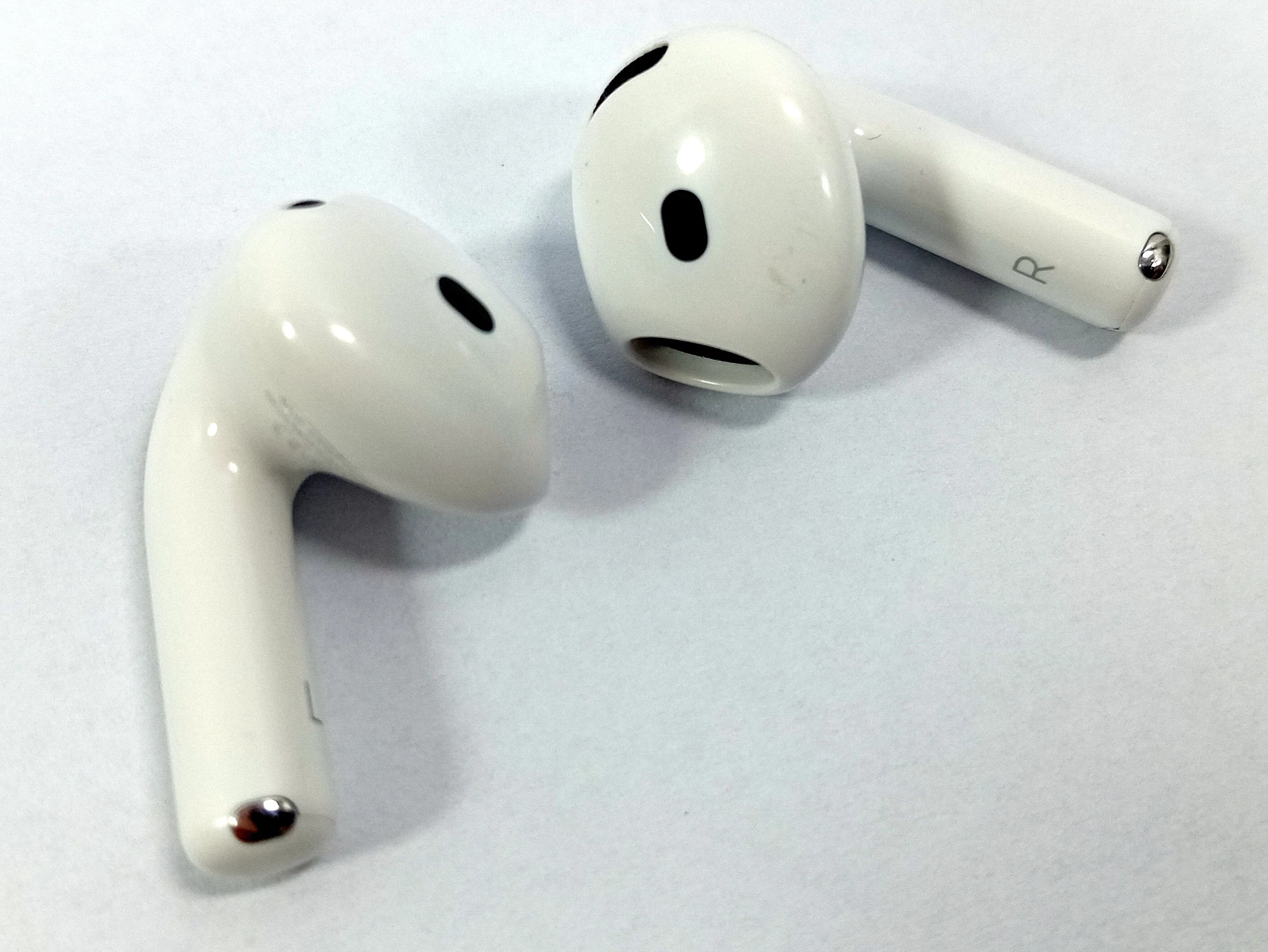 apple-airpods-4-komplet-2x-etui-ean-gtin-195949689673