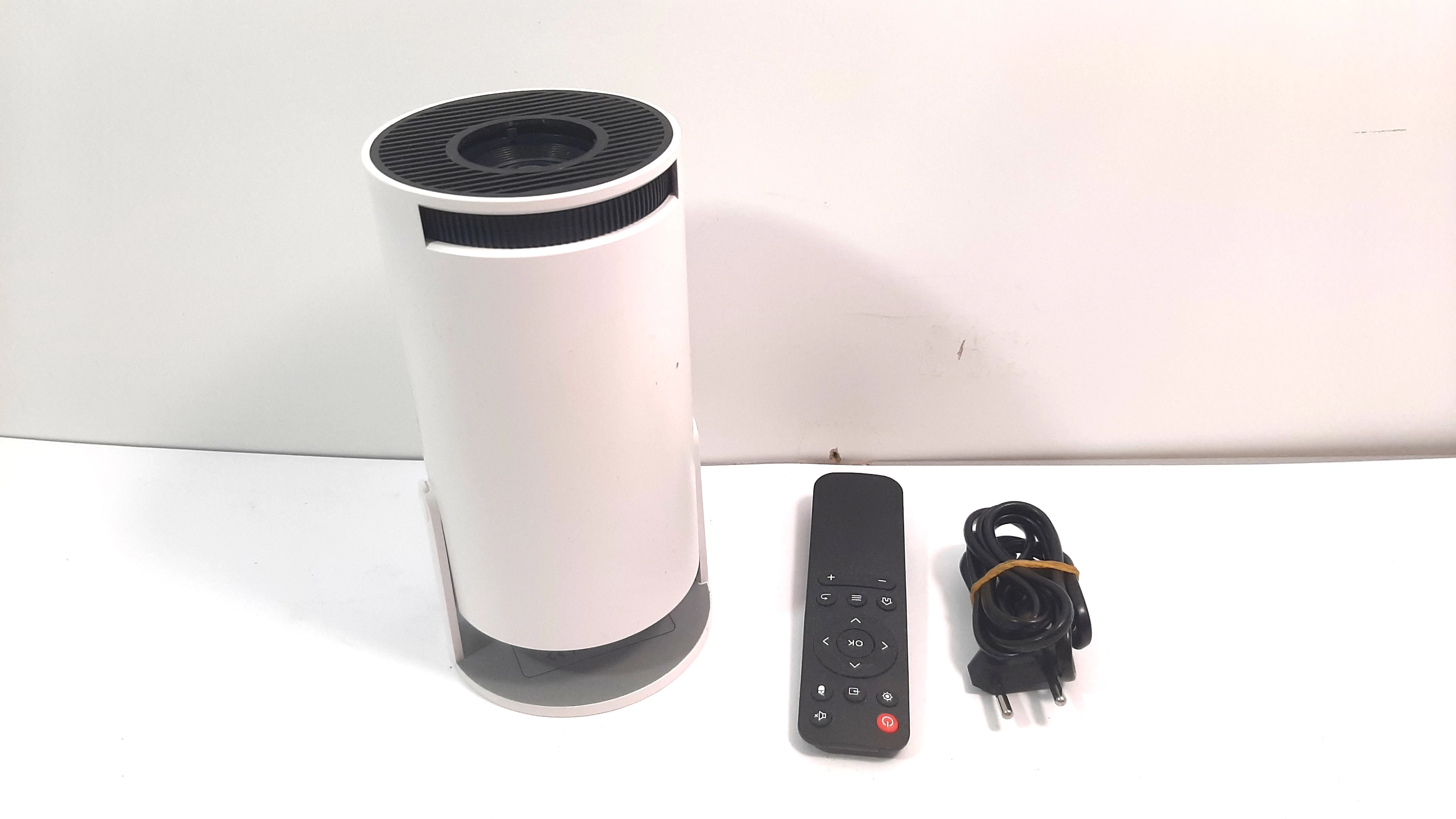 projektor-led-magcubic-hy300-przenosny-rzutnik-android-tv-wifi-4k-armii-krajowej-1a-goldap