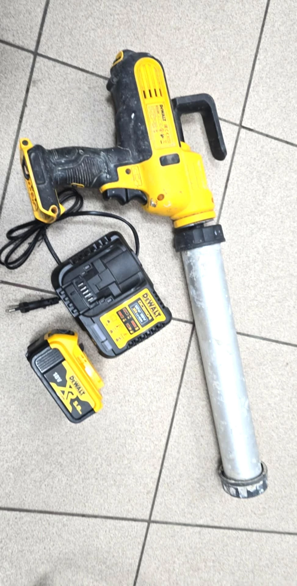 dewalt-dce580-pistolet-do-klejubateria-ladowarka-wojskowa-11-sj-siedlce