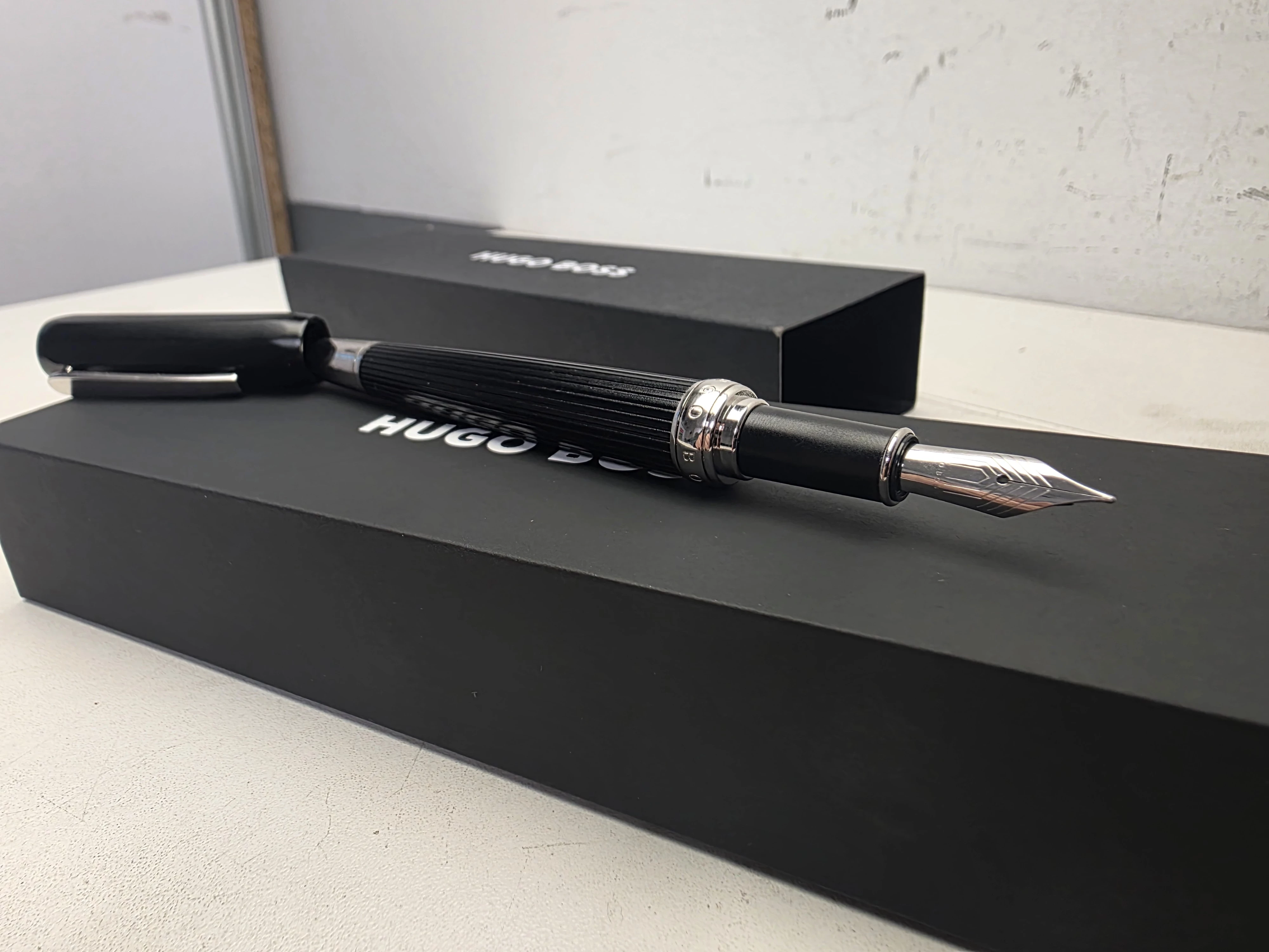 pioro-stalowkowe-hugo-boss-hsv9962b-grace-chrome-stan-11323-2