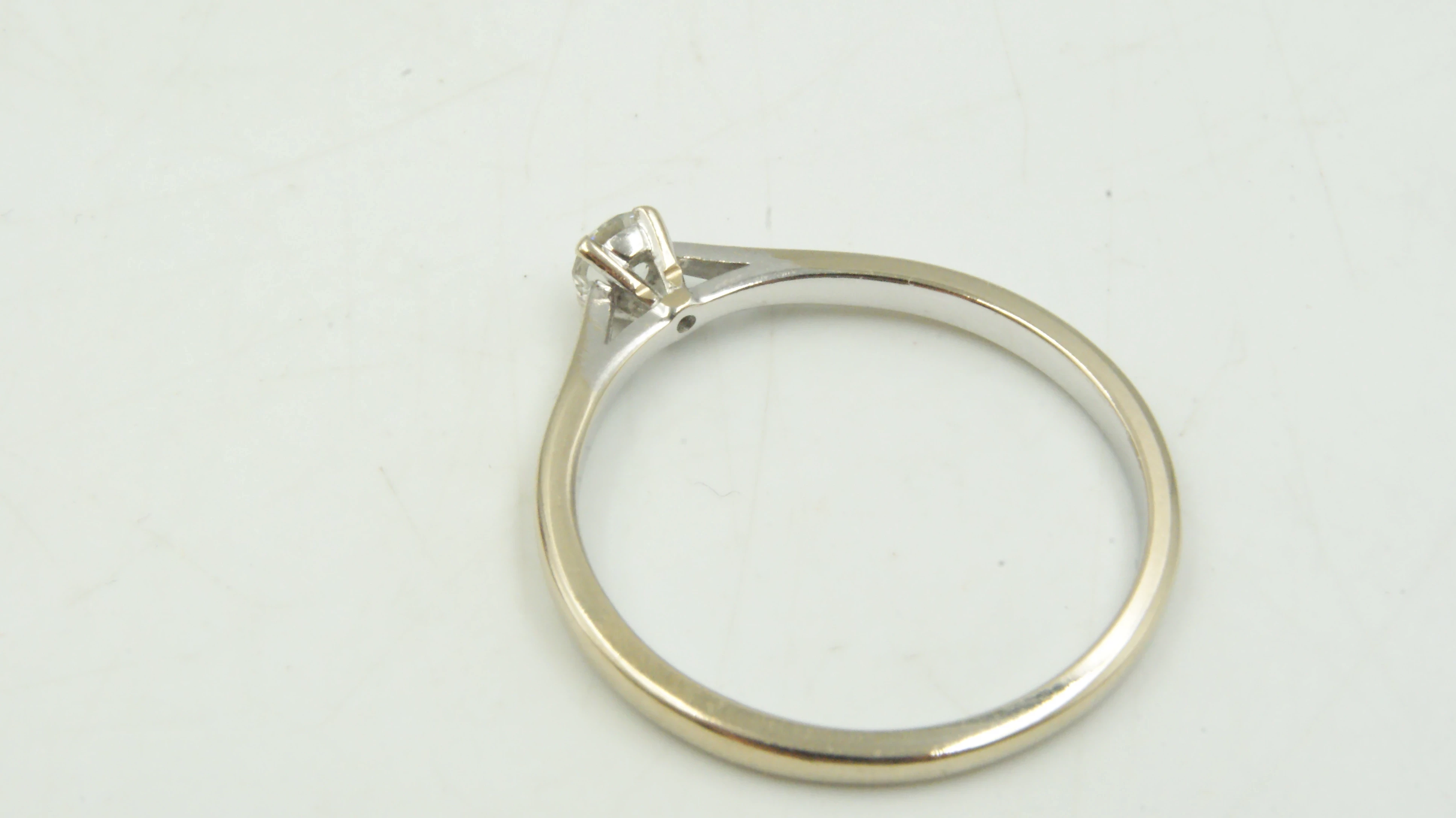 zloty-pierscionek-z-diamentem-318g-750-r26-028ct-duzy-elegancki-klasyk-stan-11323-2