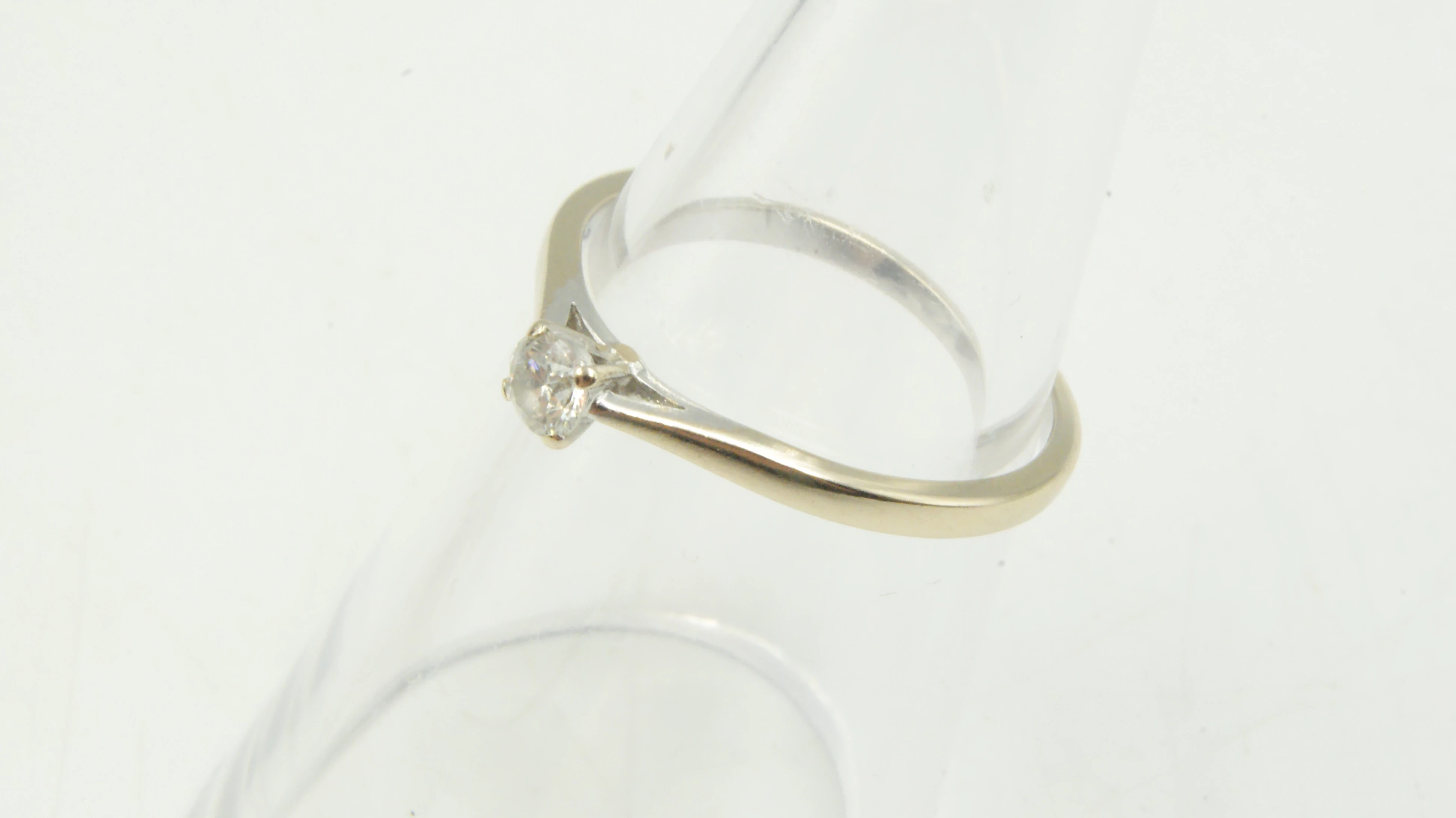 zloty-pierscionek-z-diamentem-318g-750-r26-028ct-duzy-elegancki-klasyk-cechy-207358-231606