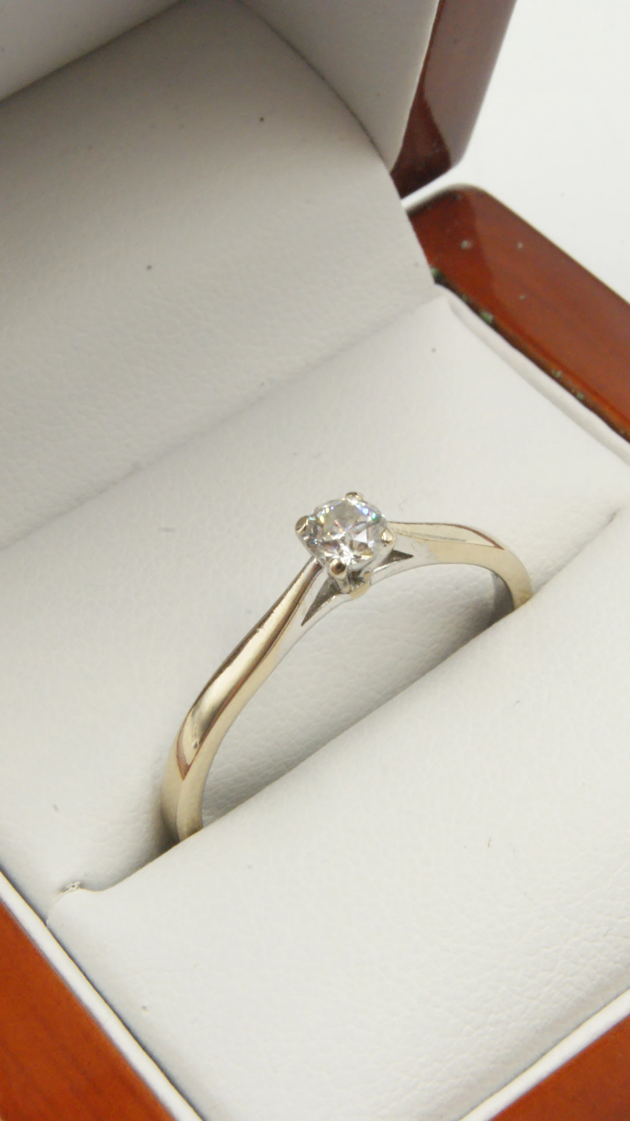 zloty-pierscionek-z-diamentem-318g-750-r26-028ct-duzy-elegancki-klasyk-marka-248811-1999507