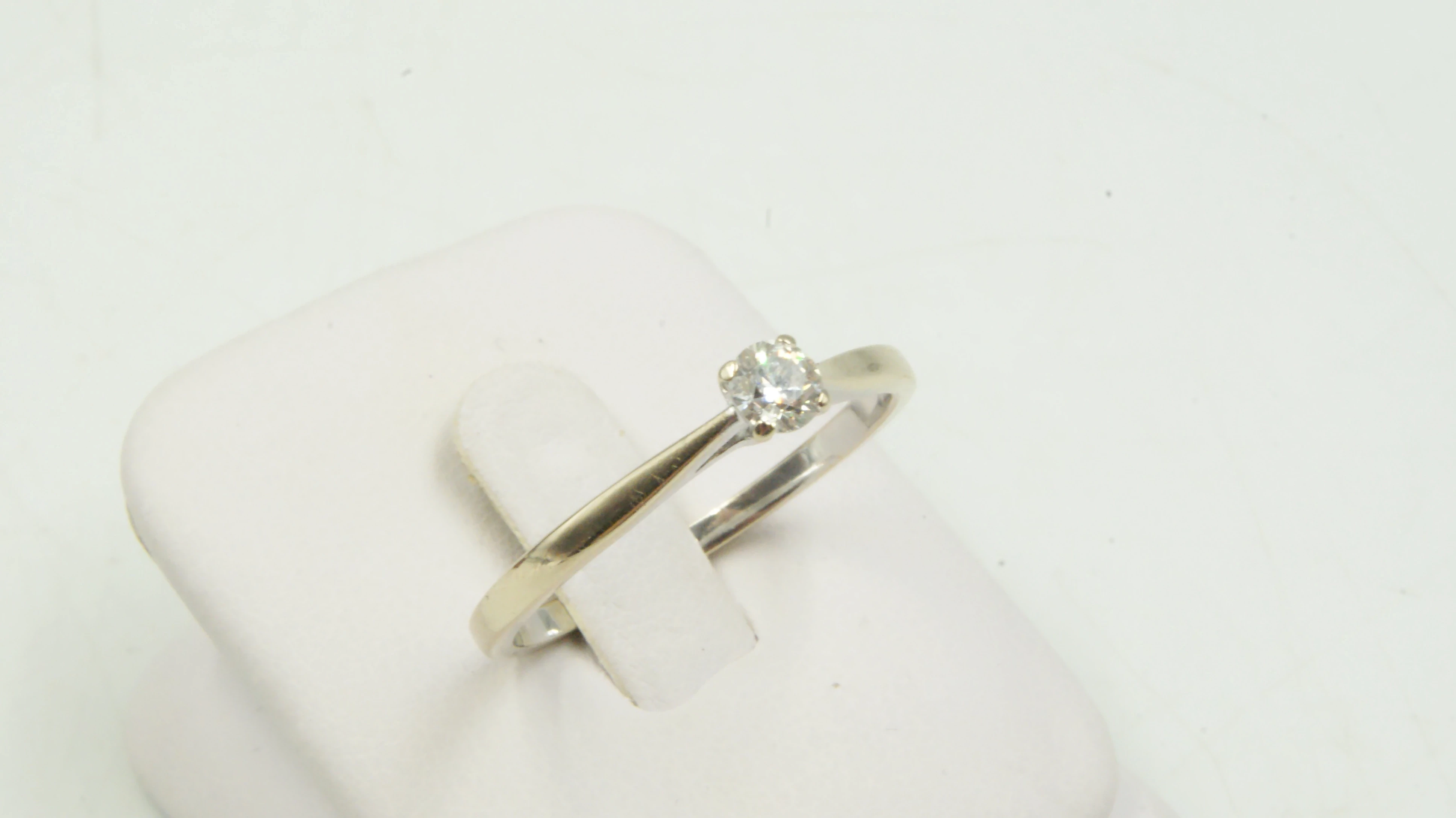 zloty-pierscionek-z-diamentem-318g-750-r26-028ct-duzy-elegancki-klasyk-proba-zlota-206646-228238
