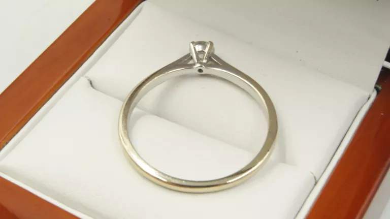 zloty-pierscionek-z-diamentem-318g-750-r26-028ct-duzy-elegancki-klasyk-plec-15851-1