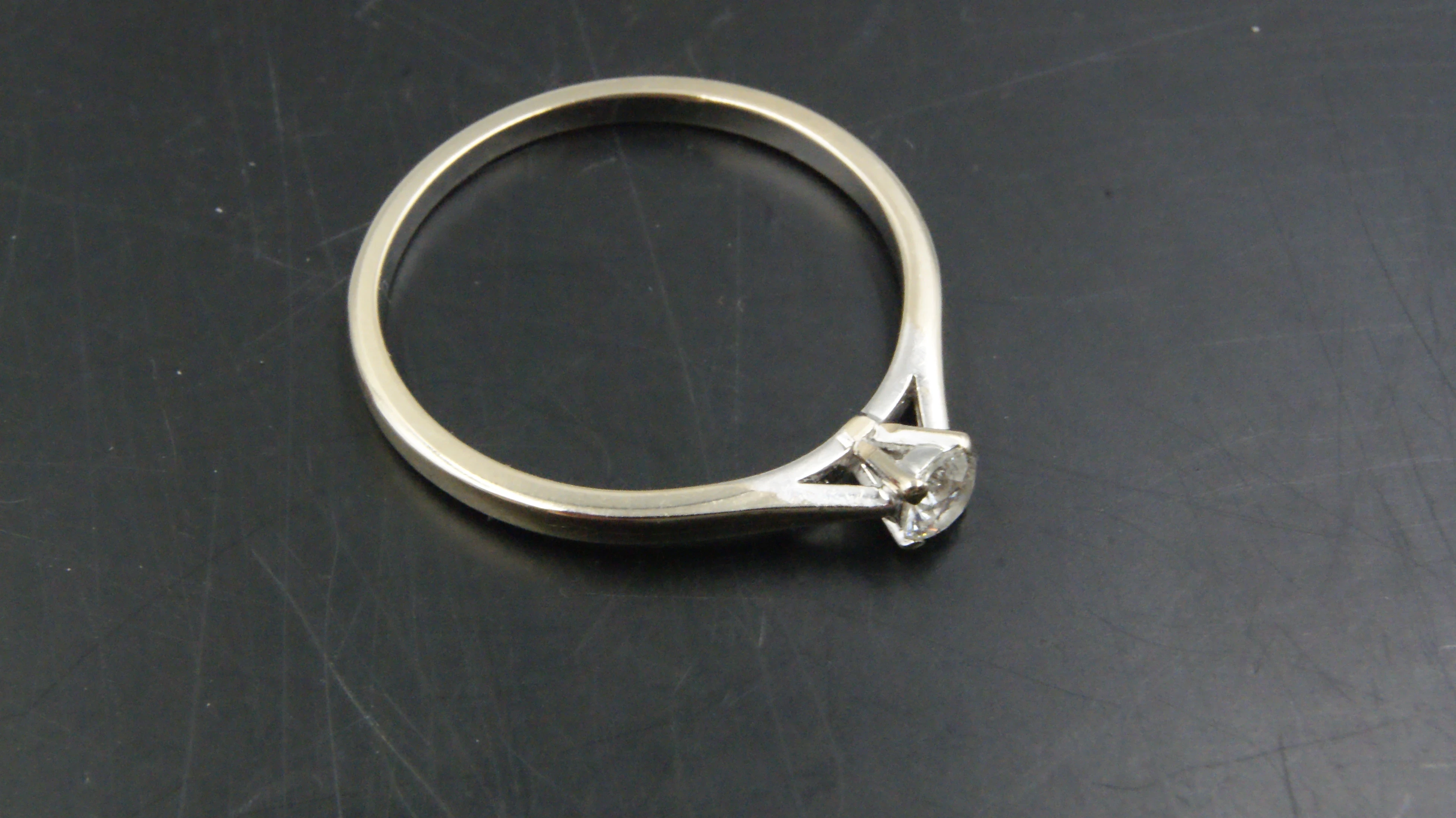 zloty-pierscionek-z-diamentem-318g-750-r26-028ct-duzy-elegancki-klasyk-rodzaj-2205-2