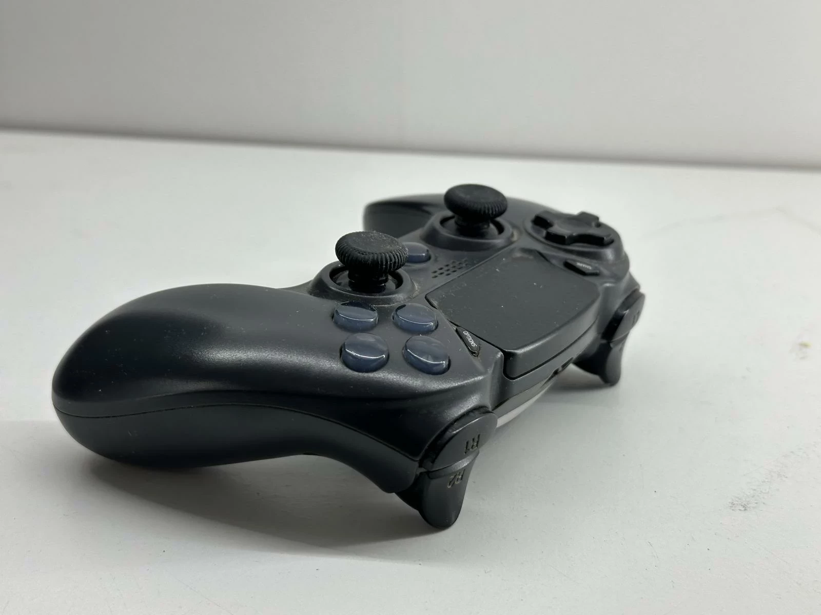 konsola-ps4-pro-pad-okablowanie-kolor-249512-1647413