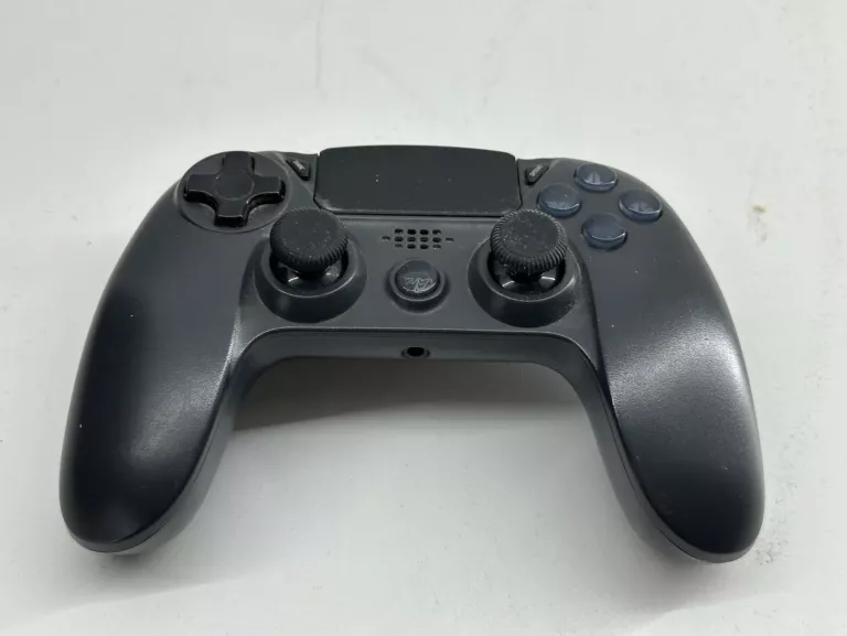 konsola-ps4-pro-pad-okablowanie-liczba-kontrolerow-w-zestawie-205994-225550