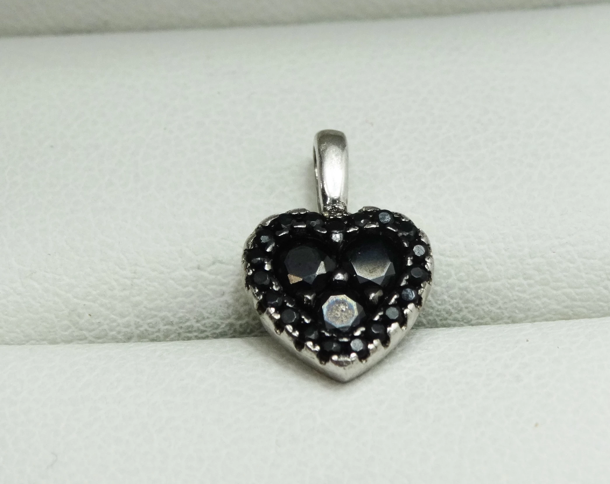 piekna-srebrna-zawieszka-serduszko-z-czarnymi-kamieniami-ean-gtin-5906641241916