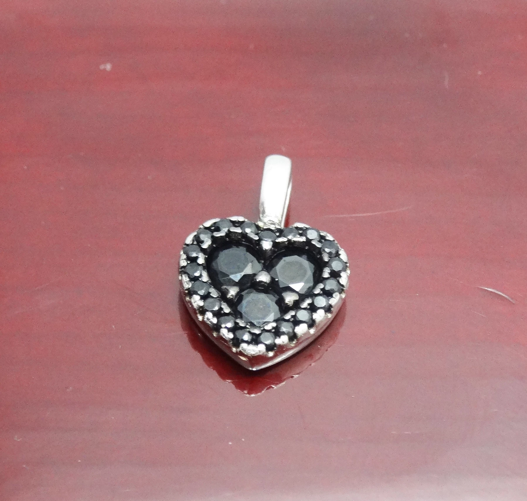 piekna-srebrna-zawieszka-serduszko-z-czarnymi-kamieniami-stan-11323-2