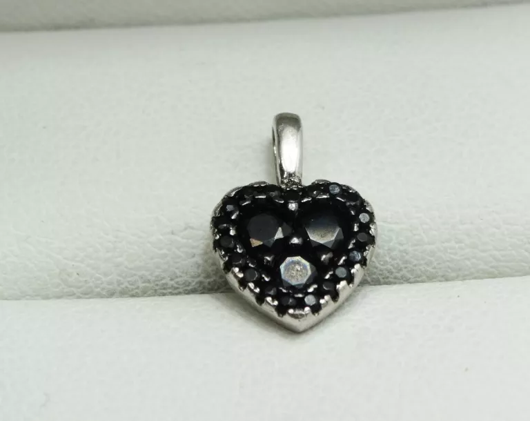 piekna-srebrna-zawieszka-serduszko-z-czarnymi-kamieniami-ean-gtin-5906641241916