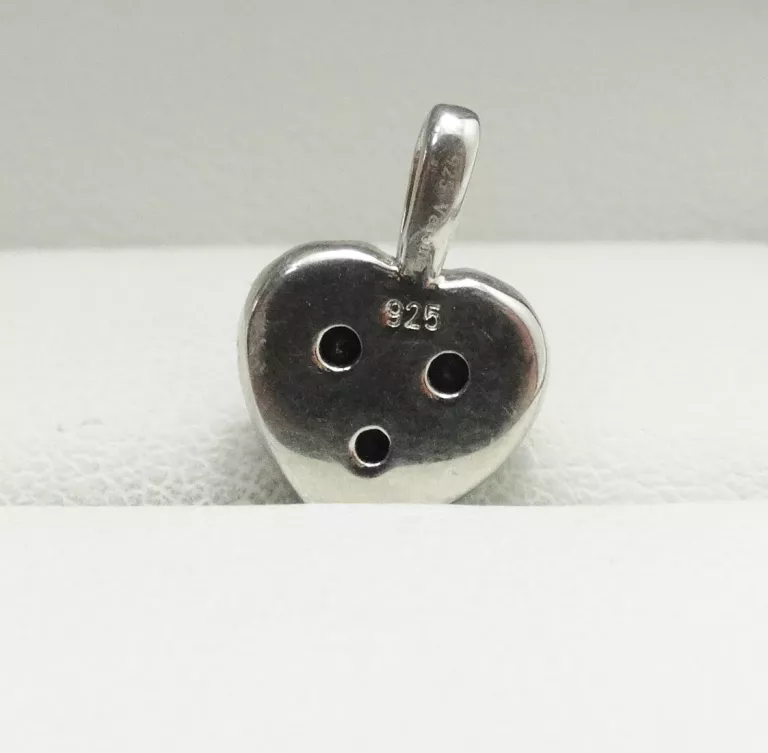 piekna-srebrna-zawieszka-serduszko-z-czarnymi-kamieniami-marymoncka-65-warszawa