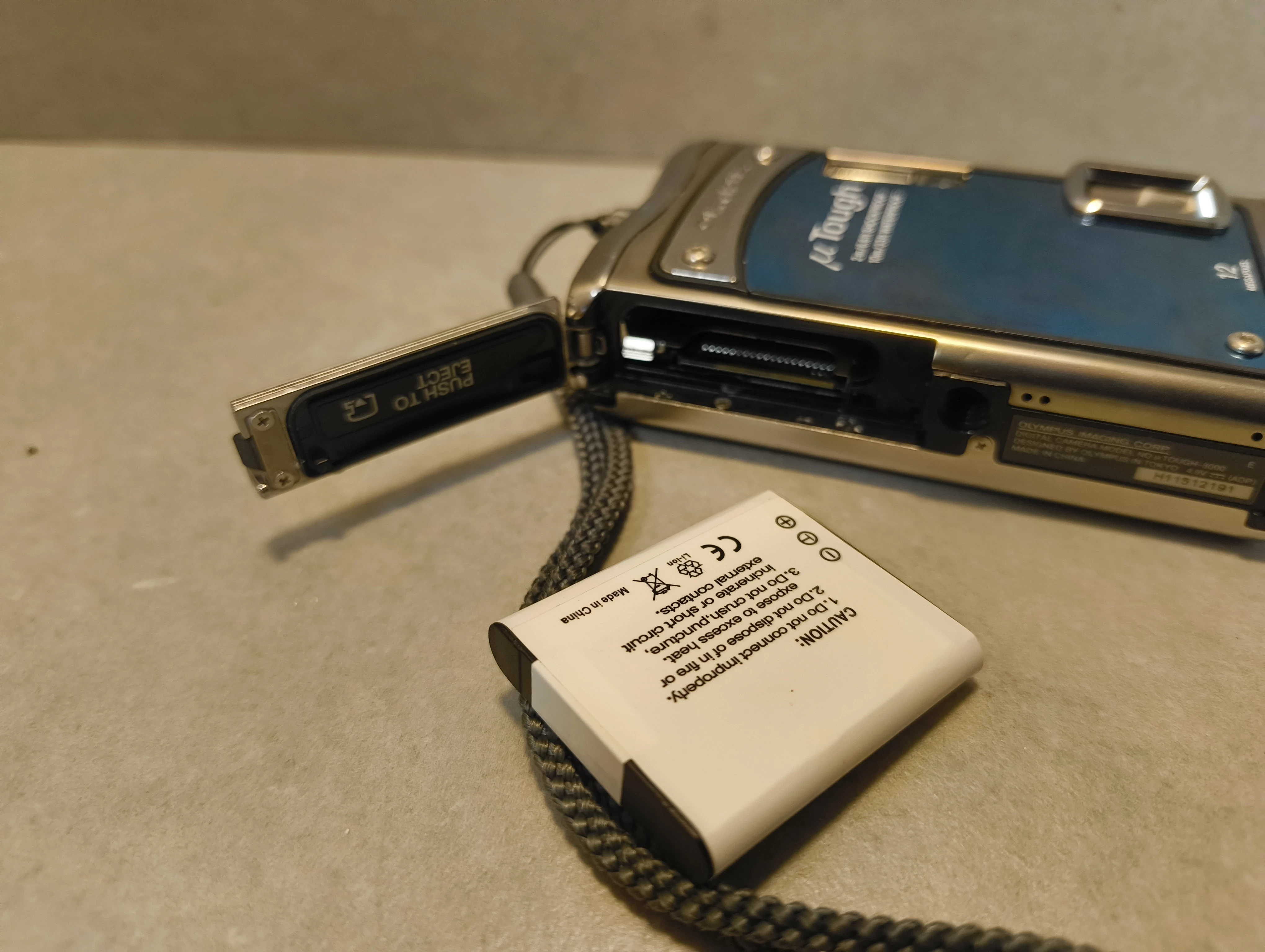 aparat-olympus-tough-8000-lad-przekatna-ekranu-270