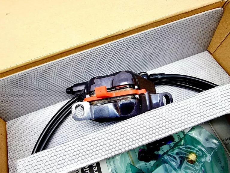 hamulec-tarczowy-tylny-shimano-xt-br-m8120-4-tloczkowy-ean-gtin-4550170447373