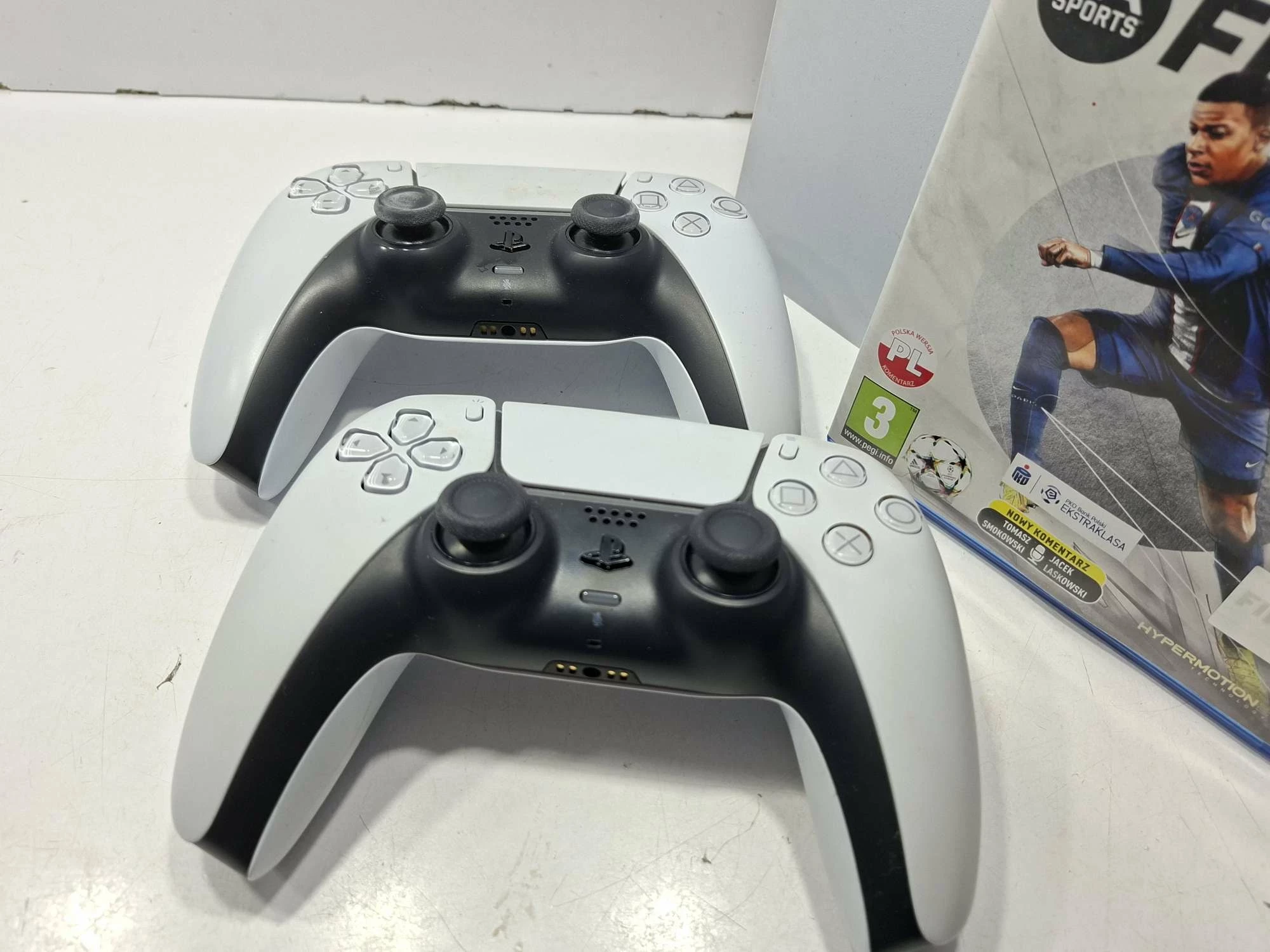 konsola-ps5-2-x-pad-fifa-23-stan-11323-2