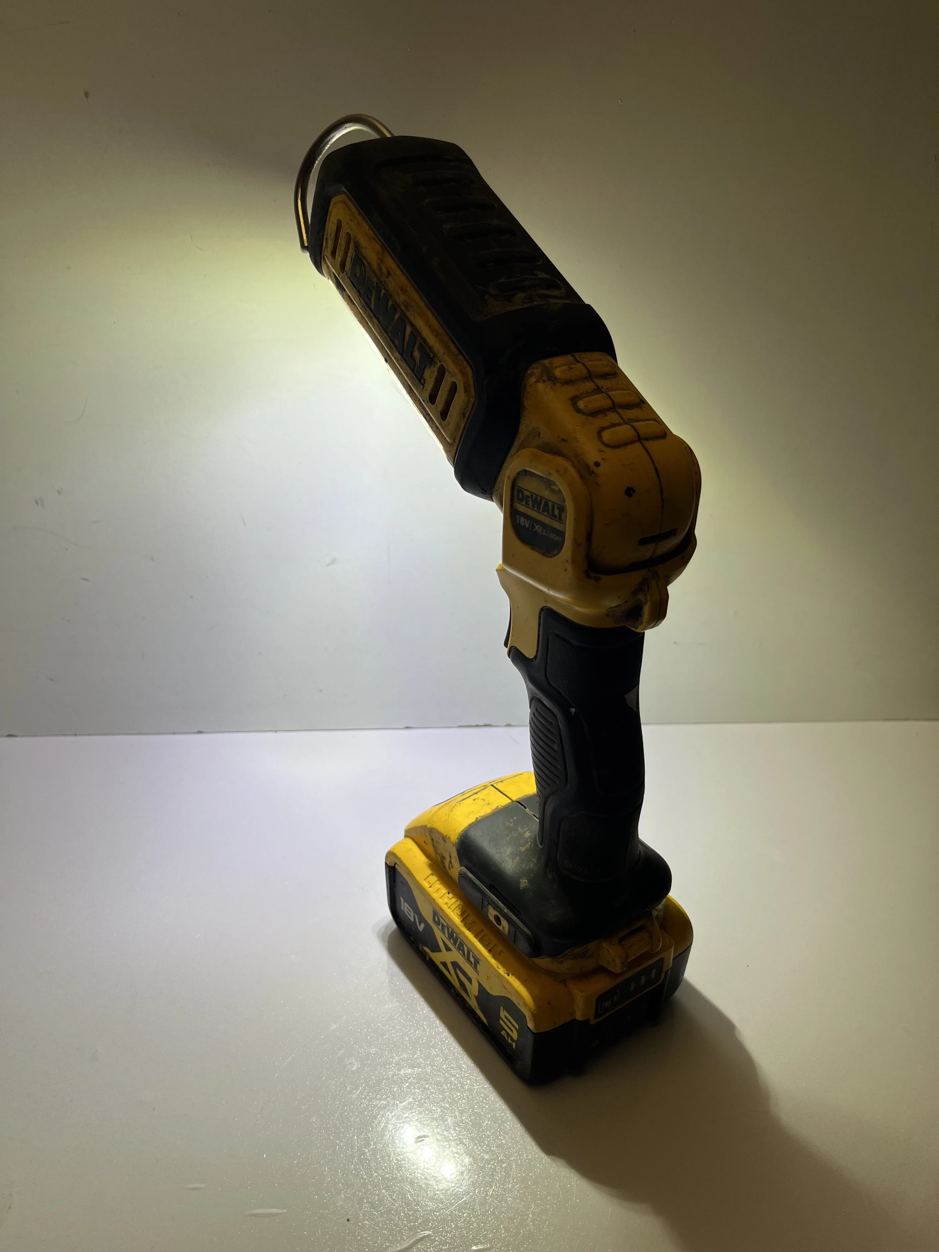 latarka-dewalt-dcl050-z-bateria-5ah-stan-11323-2