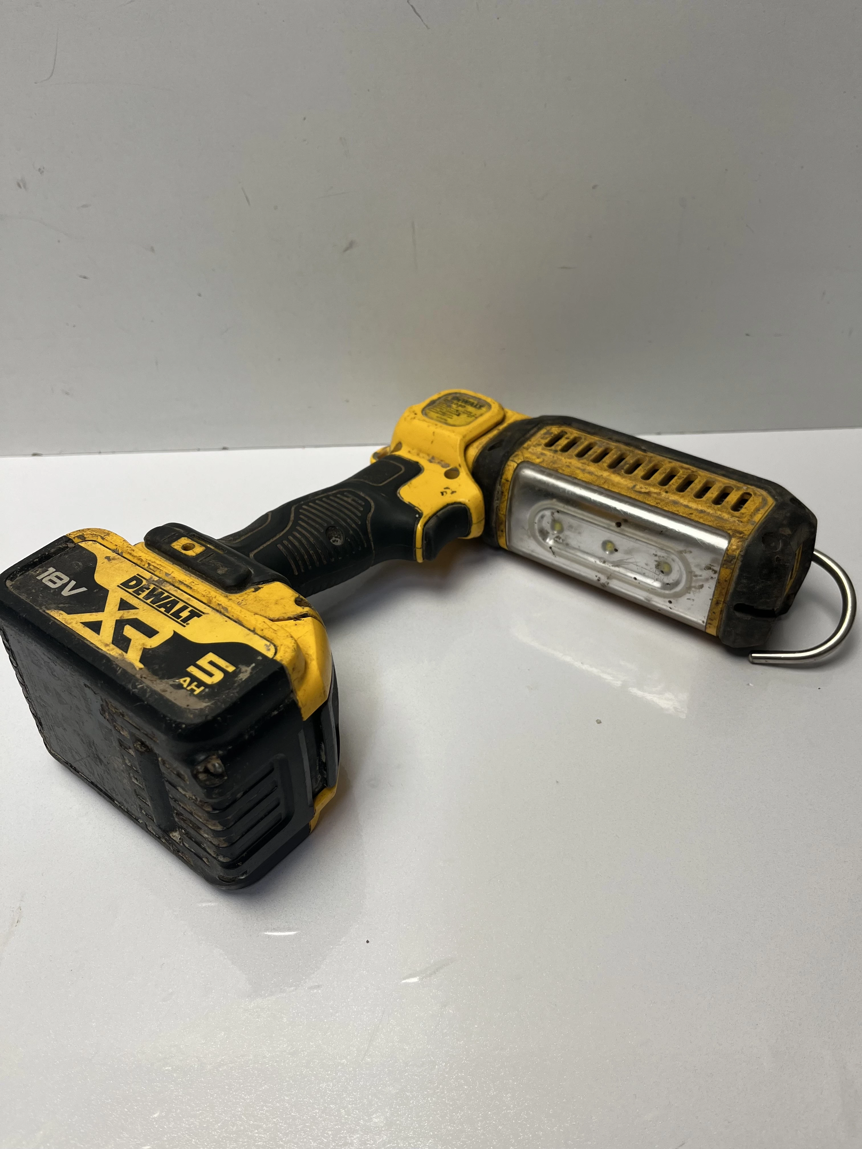 latarka-dewalt-dcl050-z-bateria-5ah-certyfikaty-zgodnosci-218669-1