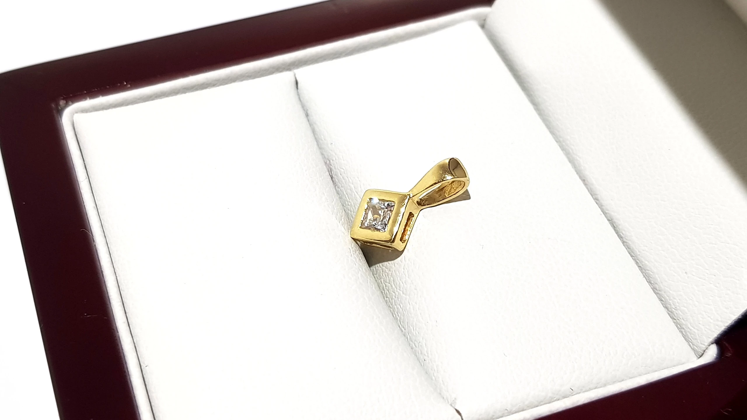 wyrob-jubilerski-uzywany-zlota-zawieszka-pr585-057g-6x12mm-stan-11323-2