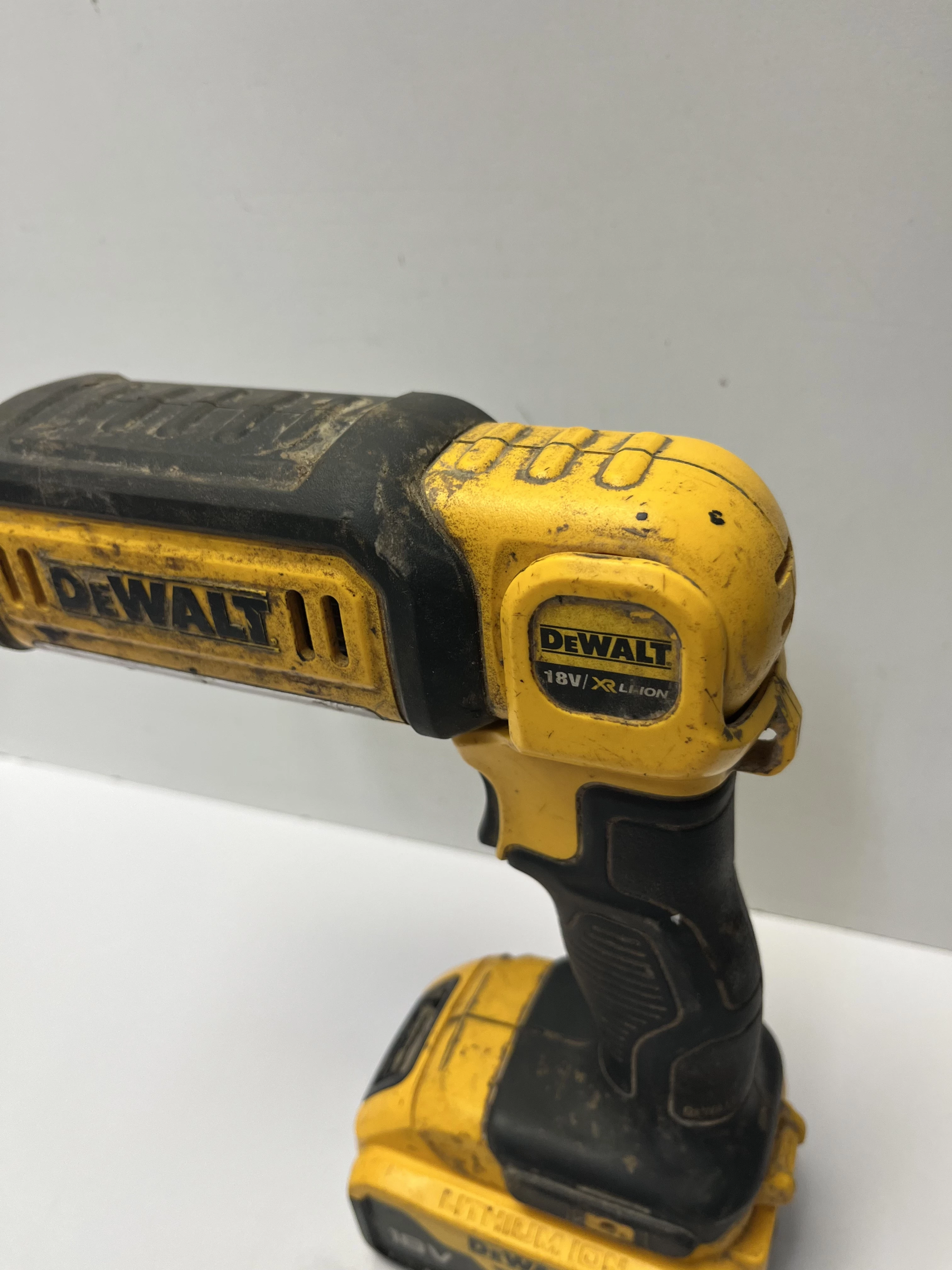 latarka-dewalt-dcl050-z-bateria-5ah-marka-248811-950256
