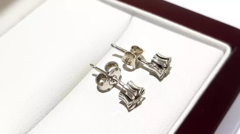 wyrob-jubilerski-uzywany-zlote-kolczyki-kwiatki-pr585-srednica-5mm-095g-stan-11323-2