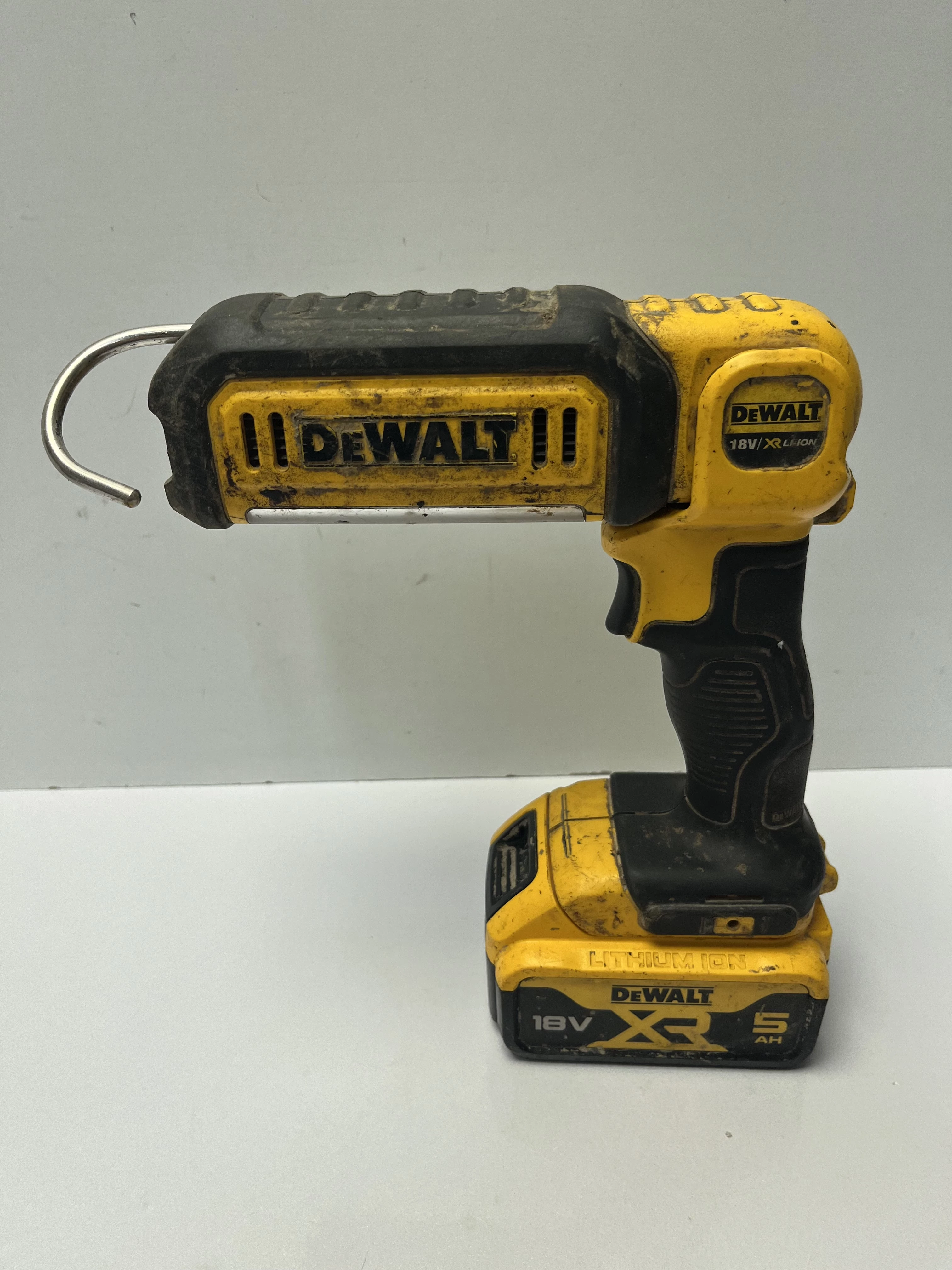 latarka-dewalt-dcl050-z-bateria-5ah-kod-producenta-dcl050dcb187