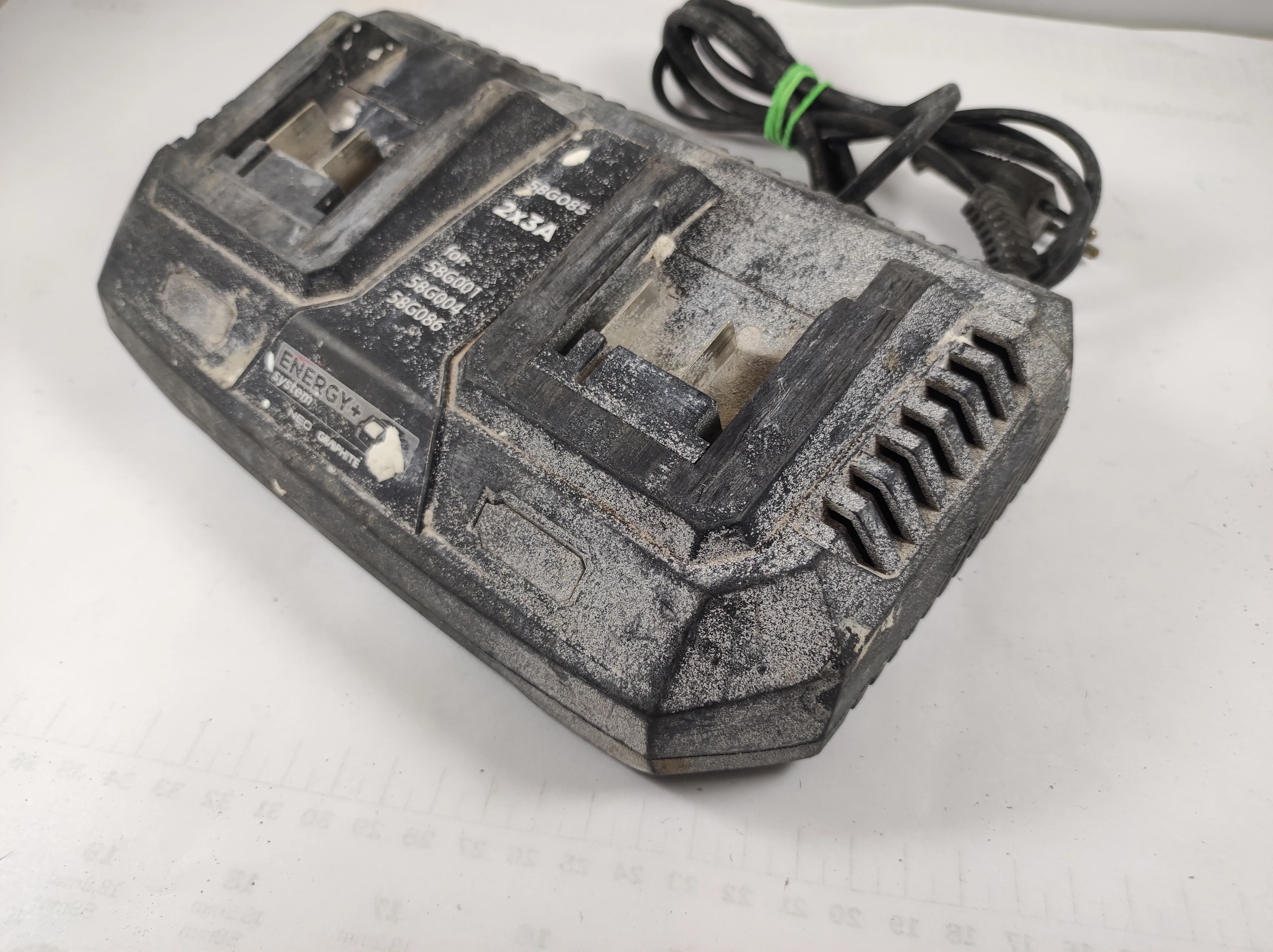 ladowarka-graphite-58g085-stan-11323-2