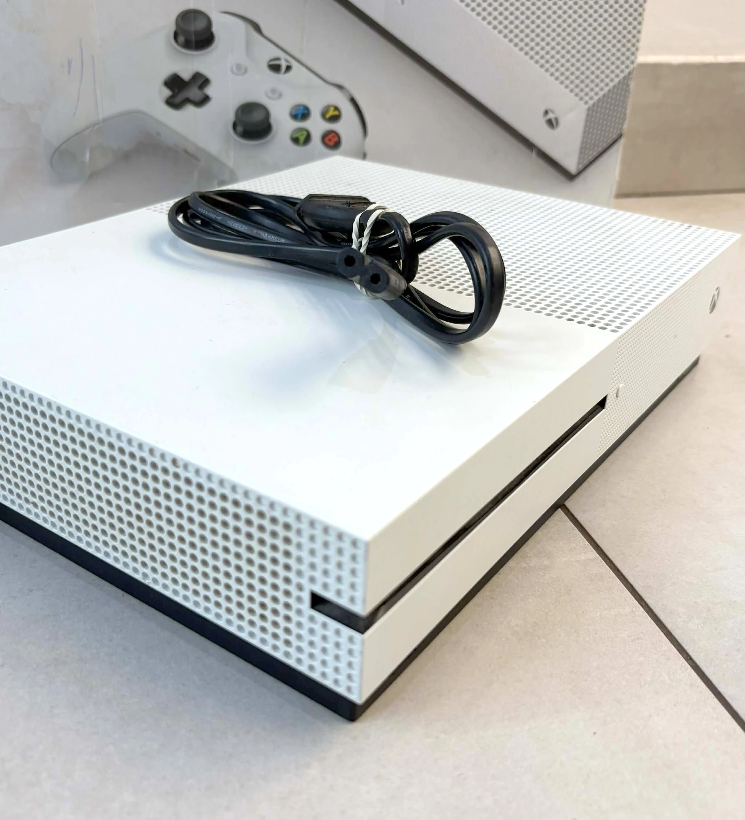 konsola-xbox-one-s-1681-1tb1-padzasilacz-w-pudelku-stan-11323-2